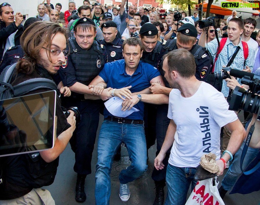 Alexey Navalny Instagram - Уж не знаю даже, каким словом назвать мои очередные новости. Грустные, смешные или абсурдные. Приносят письма: - От жены есть? - Изъято цензурой. - От адвоката документы есть? - Изъято цензурой. - А что есть? - От следователя есть. Разворачиваю письмо из ГСУ СК: «Сообщаю, что в отношении вас возбуждено уголовное дело по признакам преступления, предусмотренного ч. 2 ст. 214 УК РФ. 2 эпизода». Ну то есть они реально раз в 3 месяца возбуждают против меня новое уголовное дело. Никогда еще осужденный, сидящий больше года в одиночной камере, не жил такой насыщенной общественно-политической жизнью. Что такое статья 214 - понятия не имею, а посмотреть негде. Вы об этом узнаете раньше меня. Но в любом случае будем считать это, как говорят ученые, положительной обратной связью. Раз этой кремлевской банде коррупционеров, предателей и оккупантов не нравится, что-то из того, что я (мы) делаю, значит, делаю правильно.