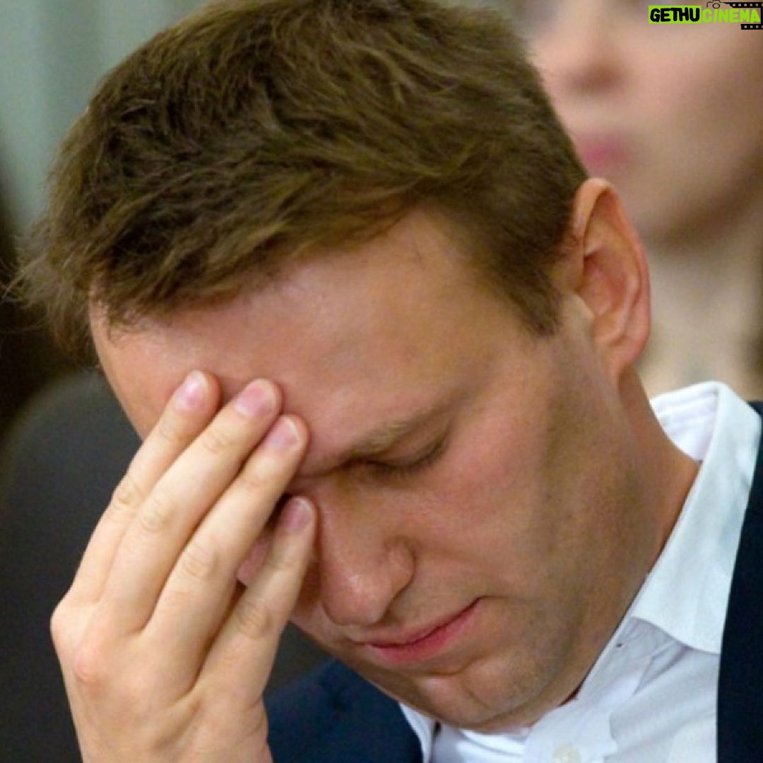 Alexey Navalny Instagram - «Если в Кремле отмечают Пурим, Это значит, что снова в беде Третий Рим». Не ругайтесь, я не начал писать антисемитские стихи, сдурев от постоянного сидения в ШИЗО. Это текст песни, которую всем зекам включают несколько раз в день в рамках «воспитательной работы». Теоретически главный смысл тюрем и лагерей не в наказании, а в исправлении преступников. Поэтому колонии ведь даже называются ИСПРАВИТЕЛЬНЫЕ. А для того, чтобы преступники исправлялись, с ними ведется воспитательная работа — важнейшая функция всей тюремной системы. На практике это грандиознейшая фикция. И вся воспитательная работа сводится к просмотру видеороликов «по профилактике экстремизма» и прослушиванию патриотической музыки. И это изумительная подборка. Пять раз в день мне рассказывают о том, что отмечание Пурима, еврейского праздника, — признак надвигающейся войны. Пять раз в день мне решительно заявляют, что мы не позволим «нашим сестрам крещеным у них Саломеями быть» (это, кстати, ремикс, в оригинале другое слово — послушайте в карусели). Несколько раз в день играет (не шучу) «С чего начинается Родина» в исполнении Жириновского. Моя любимая песня, тоже играющая на репите, — о Шойгу и СВО, там такие слова: «Когда генералы в Москве рапортуют О новых победах с шампанским в руках, Русские парни за Русь умирают, Врага не жалея, с улыбкой в устах». Еще идеально вписывается в войну песня, дающая понять, что руководство ФСИН полностью солидарно с оценкой Евгения Пригожина военных талантов министра Шойгу: «Опять наши парни попали в засаду, Под шквальным огнем им пришлось выживать, Какая-то крыса орудует в штабе, И жаль, что пока ее не достать». Я говорю ментам: вы вообще слушаете, что у вас на зоне играет? Вас самих за экстремизм посадят. Не, говорят, все как положено, воспитательная работа по методическим рекомендациям. Вот такая воспитательная работа: людям реально просто вбивают в мозги, что отмечающие Пурим — злодеи, замышляющие страшное против Россиюшки.