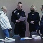 Alexey Navalny Instagram - — Дааааа, натворил ты, Алексей, делов, насовершал преступлений, — сказал я себе, глядя на огромные тома обвинительного заключения. Это Генеральная прокуратура официально предоставила мне 3828 страниц описаний преступлений, которые я совершил, уже сидя в тюрьме. Суд по ним начнется уже 31 мая. Впрочем, хоть по размеру томов и ясно, что преступник я изощренный и упорный, в чем конкретно меня обвиняют, узнать не получается. Это обычному человеку дают обвинительное заключение и говорят: сиди и читай. А мое обвинительное заключение забрала себе администрация колонии, потому что в ШИЗО это запрещенный предмет. Кружка (1 шт.) и книжка (1 шт.) в списке есть, а обвинительного заключения — нет. А то, что тебя судят, и тебе грозит до 30 лет, и хочется понять, в чем тебя обвиняют и чем это доказывается, — это всем до фонаря. — Вам, осужденный Навальный, книжку дали? Вот сидите и читайте, а в чем вас обвиняют, узнаете при вынесении приговора.