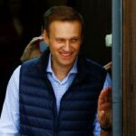 Alexey Navalny Instagram – Догадайтесь, кто чемпион по прослушиванию речей Путина? Кто слушает их часами и засыпает под них?

Я, конечно.

Давно в каком-то шпионском детективе я читал о пытке, которой подвергали заключенных, — им на огромной громкости включали стихи Мао Цзэдуна.

Видимо, кто-то в нашей тюремной системе тоже читал эту книжку. 

После того как мы опубликовали историю о том, как во ФСИН крадут деньги на закупках овощей для зеков, администрация моей зоны обрушила на меня свои «египетские казни». Письма не дают писать, продукты уничтожают, «бомжа» подкинули — обо всем этом я писал. Но самое креативное их наказание в том, что каждый вечер мне теперь на большой громкости включают речи Путина. 

Те несколько речей и обращений, что он сделал после начала войны с Украиной.

Радиоточку в камере можно выключить, но это никак не поможет, потому что по всему длинному коридору ШИЗО/ПКТ висят колонки и Путин орет через них с такой громкостью, что никуда не деться. 

Теоретически вечером у меня «личное время» (1 час) и потом «подготовка ко сну» (то есть в камере опускают нары, получаешь матрас и т. д.). По закону в это время должно играть обычное радио. Но вот такое коварство придумано и утверждено, поэтому ежевечерне у нас можно наблюдать комическую картину, как зеки тащат в свои камеры матрасы, а Путин громким голосом сообщает им о том, что Запад хочет заставить граждан России страдать. 

Ну, честно говоря, все это громковато и мешает читать, но три вещи примиряют меня с «пыткой Путиным».

Первое: то, что тюремщики своими действиями признали, что слушать речи Путина — наказание. Они составили список всяких гадостей, чтобы испортить жизнь, и там:

 — не дать ему писать письма семье;
 — сожрать его продукты;
 — закинуть ему в камеру немытого зека;
 — включать ему каждый вечер речи Путина.

Чувствую справедливость в том, что тюремная администрация уравняла по силе воздействия речи Путина и вонь. 

(Продолжение в карусели)