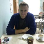 Alexey Navalny Instagram - Давайте расскажу вам классную историю про тюремную психологию и воспитание характера. Зона и зеки управляются многими факторами, но три вещи основные: 1) угроза убить/избить/ изнасиловать; 2) табак; 3) еда. Последнее применяется максимально широко. Это простой и очень эффективный способ. Зек — в 90% случаев молодой мужчина— всегда голоден. Пайки не хватает, да часто она и несъедобная. Поэтому почти никто на пайке не сидит. Есть ларек, передачи, платная еда — все как-то выкручиваются, и доступ к дополнительной еде — великий рычаг администрации. Если ты в ШИЗО, то все запрещено. Тут вариантов нет — сиди голодный. Если в ПКТ, то еду можно купить на 5 тысяч рублей в месяц. Еще по закону можно тратить зарплату, а готовую еду в столовой покупать без ограничений по сумме. Но на меня все это перестало распространяться, для меня закон не действует. Сказали: «5 тысяч в месяц, и точка». Ну что делать? Берешь бумажку и считаешь. Тысячу отложить на мыло, бритвы и всякие гигиенические принадлежности. Оставшиеся 4000 делим на 31 день. Получается 129 рублей в день на еду. Можно покупать в столовке по два вареных яйца и несколько вареных картофелин. По выходным — вареный рис. На гречку уже не хватает. Но даже и это просто грандиозное улучшение качества питания. Дайте мне вареное яйцо, которое я покрошу в баланду, и я почувствую себя в мишленовском ресторане. И тут восхитительный трюк. Еду заставляли покупать на месяц вперед. Но что делать, если ты в ШИЗО полмесяца, а там все запрещено? На этот счет раньше было правило: если зек не может получить купленную еду (например, ушел на длительное свидание), то он пишет заявление, и ему ее не готовят. И мне тоже раньше просто возвращали деньги за ШИЗО-дни. Но тут ФСИН обиделся на то, что мы раскрыли, как они крадут на закупках овощей, и придумал гениальное. По новым правилам те, кто в ШИЗО, все равно должны получать еду, но им ее не дают, а просто показывают, а потом выкидывают из-за истечения сроков годности. Выглядит это так. Открывается дверь (продолжение в карусели).