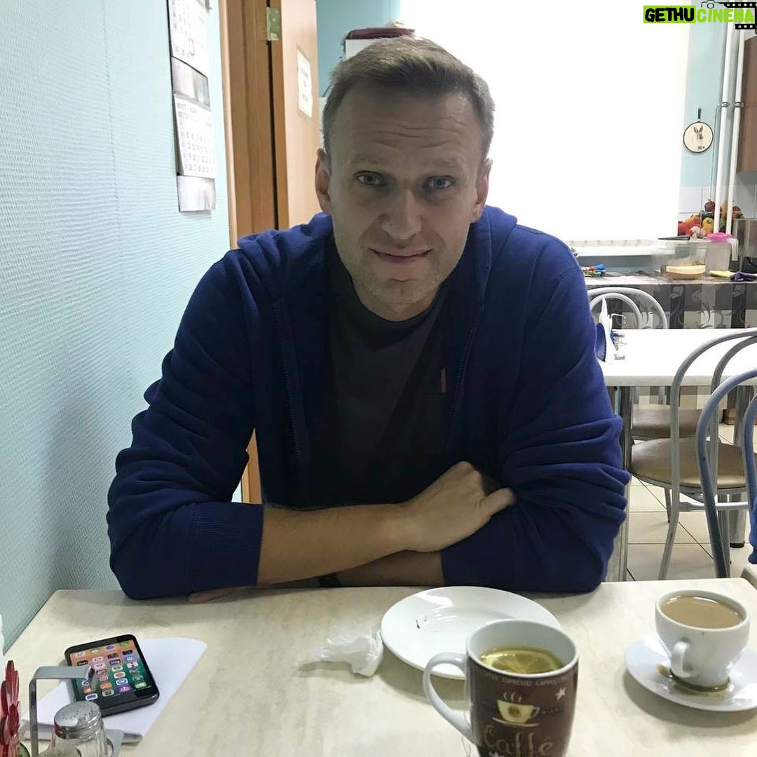 Alexey Navalny Instagram - Давайте расскажу вам классную историю про тюремную психологию и воспитание характера. Зона и зеки управляются многими факторами, но три вещи основные: 1) угроза убить/избить/ изнасиловать; 2) табак; 3) еда. Последнее применяется максимально широко. Это простой и очень эффективный способ. Зек — в 90% случаев молодой мужчина— всегда голоден. Пайки не хватает, да часто она и несъедобная. Поэтому почти никто на пайке не сидит. Есть ларек, передачи, платная еда — все как-то выкручиваются, и доступ к дополнительной еде — великий рычаг администрации. Если ты в ШИЗО, то все запрещено. Тут вариантов нет — сиди голодный. Если в ПКТ, то еду можно купить на 5 тысяч рублей в месяц. Еще по закону можно тратить зарплату, а готовую еду в столовой покупать без ограничений по сумме. Но на меня все это перестало распространяться, для меня закон не действует. Сказали: «5 тысяч в месяц, и точка». Ну что делать? Берешь бумажку и считаешь. Тысячу отложить на мыло, бритвы и всякие гигиенические принадлежности. Оставшиеся 4000 делим на 31 день. Получается 129 рублей в день на еду. Можно покупать в столовке по два вареных яйца и несколько вареных картофелин. По выходным — вареный рис. На гречку уже не хватает. Но даже и это просто грандиозное улучшение качества питания. Дайте мне вареное яйцо, которое я покрошу в баланду, и я почувствую себя в мишленовском ресторане. И тут восхитительный трюк. Еду заставляли покупать на месяц вперед. Но что делать, если ты в ШИЗО полмесяца, а там все запрещено? На этот счет раньше было правило: если зек не может получить купленную еду (например, ушел на длительное свидание), то он пишет заявление, и ему ее не готовят. И мне тоже раньше просто возвращали деньги за ШИЗО-дни. Но тут ФСИН обиделся на то, что мы раскрыли, как они крадут на закупках овощей, и придумал гениальное. По новым правилам те, кто в ШИЗО, все равно должны получать еду, но им ее не дают, а просто показывают, а потом выкидывают из-за истечения сроков годности. Выглядит это так. Открывается дверь (продолжение в карусели).