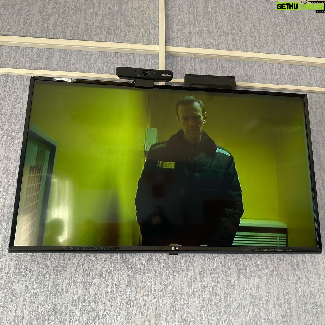 Alexey Navalny Instagram - Важно (for English, scroll right): Вчера администрация колонии, где сидит Навальный, все-таки устроила ту провокацию, о подготовке которой его предупреждал один из сотрудников. Адвокат Вадим Кобзев писал об этом 11 апреля. Когда Навального заводили из рабочей камеры в обычную, он обнаружил, что туда снова помещен его постоянный сосед, «бомж», доведенный на этот раз до совершенно животного состояния. Запах в камере был такой, что войти туда было невозможно. Навальный входить в камеру отказался и заявил администрации (на видеорегистратор), что против него осуществляется провокация. Администрация, зная, что по тюремным правилам он должен применить к сокамернику насилие, специально провоцирует его, чтобы получить повод для возбуждения уголовного дела. Навальный заявил, что не хочет применять насилие к осужденному Татарченкову, потому что тот сам является инструментом в руках тюремщиков, но если его силой заставят войти в камеру, то он будет вынужден сделать это незамедлительно, о чем прямо сейчас заявляет под видеозапись. Он потребовал, чтобы в соответствии с законом помощник начальника колонии получил информацию об угрозе здоровью осужденного и переместил его в безопасное место. Вместо этого прибывший на место замначальника колонии и группа оперативников сначала угрожали Навальному, а затем вызвали группу реагирования в бронежилетах и касках. После чего к Навальному была применена сила, и его затащили в камеру. Во время этого не оказывавший никакого сопротивления Навальный получил удар коленом в пах (также зафиксировано на видео). Оказавшись в камере, Навальный насилие по отношению к сокамернику не применил, однако, схватив за шиворот, потащил его к выходу. После чего был блокирован и прижат к стене группой реагирования. Ну а дальше присутствовавшее начальство колонии радостно сообщило Навальному, что против него будет возбуждено уголовное дело по статье 321 УК РФ (дезорганизация деятельности учреждений, обеспечивающих изоляцию от общества, до 5 лет), и пошло оформлять бумажки, забрав с собой несчастного «бомжа». Защита Навального возмущена такой откровенной циничной провокацией и требует незамедлительного реагирования от руководства ФСИН и прокуратуры.