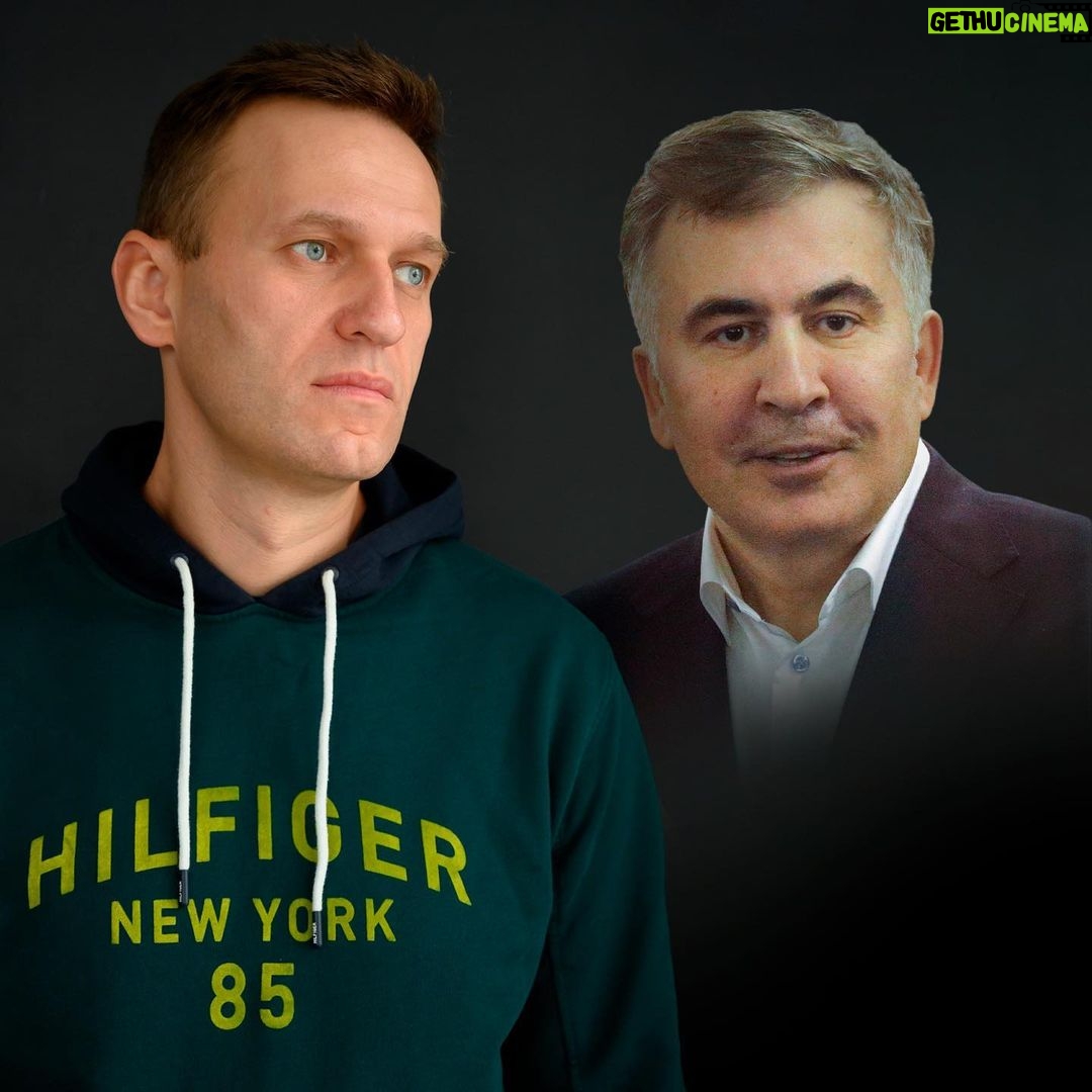 Alexey Navalny Instagram - Хочу сказать о Михаиле Саакашвили. Мы с ним не знакомы и никогда не встречались. Я не знаю никого из его команды, и меня никто не просил писать этот пост. Я, к своему стыду, довольно слабо представляю грузинскую политику и могу сказать что-то не то. К еще большему своему стыду, я как-то под влиянием того, что мой товарищ сидел под обстрелом в Цхинвали, написал в 2008 году пост с оскорбительным эпитетом в адрес грузин. За это я извинялся и извиняюсь снова, но знаю, что в связи с этим мое мнение в Грузии имеет не так много веса. Тем не менее я все равно решил написать, как человек и христианин, потому что на это тяжело смотреть. Саакашвили страдает, его семья страдает, и всей Грузии от происходящего плохо, и нет от этого ничего хорошего даже тем, кто хотел бы держать Саакашвили в тюрьме до смерти. Я верю в счастливое европейское будущее Грузии. Это классная страна, у которой есть все для процветания. Я верю, что политическое противостояние (а где его нет?) будет мирно и благополучно разрешено. Но вот это заключение и мучение бывшего президента ужасно и бессердечно. Оно бьет по европейскому выбору, оно бьет по развитию, оно снижает шансы на нормальное будущее. Оно снижает мораль и наполняет страну злобой. Понятно, что противостояние это яростное и с эмоциями до глубины души. Не сомневаюсь, что противникам Саакашвили есть что ему припомнить и есть за что отомстить. Об этом и хочу сказать. И хочу призвать, если кто-то услышит. Не надо мстить, хоть и очень хочется. От этой мести пострадает вся Грузия. Это тупиковое решение, стратегически невыгодное всем. И жестокое. Как обычно, все уперлось в то, что каждый хочет сохранить лицо. Каждый хочет показать, что его не прогнули, а наоборот, он всех прогнул. Но власть должна быть более милосердной, чем ее оппоненты. Ведь она власть. Саакашвили очень болен, и все разговоры про симуляцию — ерунда. Поверьте, тюрьма высасывает здоровье из любого и с огромной скоростью. Выпустить его на лечение с отсрочкой приговора или сделать нечто в этом роде, что позволит сторонам соблюсти закон и сохранить лицо, — это было бы самое правильное. (Продолжение в карусели)