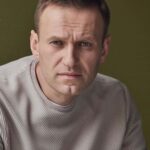 Alexey Navalny Instagram - Вот как капуста и 21 рубль 50 копеек мотивируют людей! Тут будешь Путина последними словами крыть — только ухмыльнутся понимающе. А вот зацепи этот 21 рубль — сразу набросятся со всем озверением. В пятницу вечером вышел из ШИЗО, а в понедельник (вчера то есть) снова получил 15 суток. Причем одновременно меня ограничили в покупке еды (у нас теперь новые правила), поставили прогулку на 7 утра (важно, потому что, гуляя днем, можно постоять в квадратике солнца, если повезет), почти полностью убрали время на письма, да еще организовали мне персональный швейный цех. Соседнюю камеру превратили в «рабочую», то есть поставили там швейную машинку. Непросто сидеть в душной конуре, да еще и шить там. При чем тут капуста и 21 рубль? Смотрите сами. Оптовая цена капусты летом была 6 рублей за килограмм (в карусели). В этот же момент ФСИН закупает ее по 27 рублей 50 копеек в немыслимых количествах. В стране 400 тысяч зеков, и капуста — их основной рацион. Все остальные продукты закупаются примерно так же. Так что эта капуста золотая. Там заносят всем: от главы ФСИН Гостева, который тщательно не замечает безумных цен, до руководства колоний. Вот поэтому, как только мои коллеги выпустили расследование об этих веселых капустных историях, меня прям на следующий день закрыли в ШИЗО, сразу начали делать «рабочую камеру», изменили распорядок дня, сделав его из адского суперадским. Приняли абсолютно незаконные правила, запретив мне покупать еду даже на заработанные деньги. Ну и еще куча неприятных мелочей, которые вольному человеку просто будут непонятны. Защищают капустку-то! «А ну не трожь, мы тут кормимся!» Потому я и говорю всегда о важности борьбы с коррупцией. Вся путинская система, нелепо маскируясь консерватизмом и духовностью, существует только для того, чтобы красть на капусте. И неважно, что в роли капусты: нефтезаводы, бюджетные деньги, сибирский лес, танки или, собственно, капуста. Система будет красть на всех уровнях, потому что в этом ее смысл.