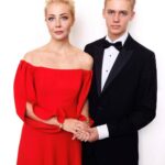 Alexey Navalny Instagram - Как ни хороша Юля @yulia_navalnaya на этой фотографии, она работает спичечным коробком. Вы видели много раз, как на фотографиях разные небольшие объекты — животных, жуков каких-нибудь — помещают в спичечный коробок для масштаба. Ну, чтобы зритель мог оценить размер жука. Только у меня не жук, а мальчик. С сегодняшнего дня пятнадцатилетний. Вроде совсем недавно приезжал ко мне на свидание, и я восхищался: «Как ты вырос. Уже меньше чем на голову меньше мамы». А теперь вот. 26 марта для меня вдвойне особенная дата. Один из главных дней моей политической жизни — митинги «Он вам не Димон» — выпал на день рождения Захара. Выходя из дома, я написал пост с призывом приходить и повесил туда фотографию сына (она тоже в карусели). На праздничный ужин уже не попал, но, вспоминая это лицо в смешной шапке, точно знал, что все не зря. И сейчас, глядя на него, это знаю. С днем рождения, Захар!