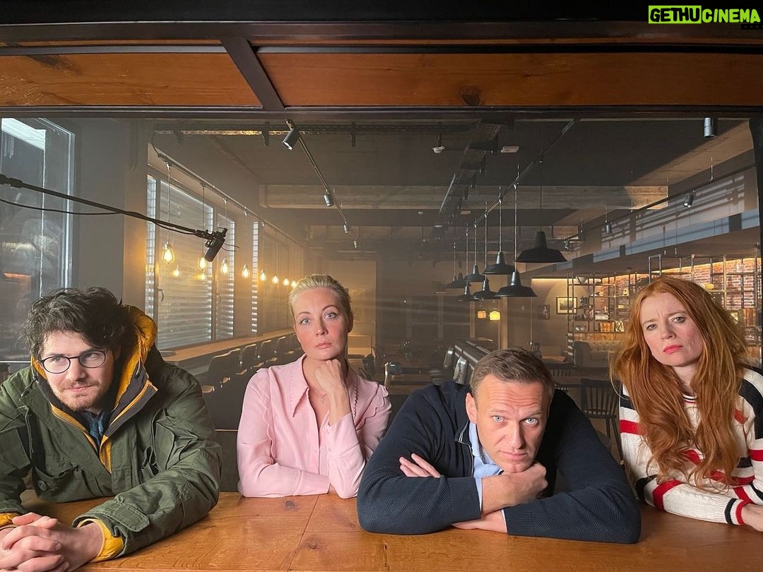 Alexey Navalny Instagram - Эх, мое роскошное и элитное почти двухмесячное пребывание в «хорошей» камере (кофе и две книжки) бессердечно прервано, и меня снова отправили в конец коридора в «плохую» камеру (кипяток и одна книжка). 15 суток ШИЗО - «неправильно представился». Очевидно, начальство не выдержало «Оскара», решив, что две книги в камере И «Оскар» - это слишком. Логично. Но, конечно, не снимает вопроса о том, почему «Оскара» получают одни люди, а в ШИЗО сижу я 😉