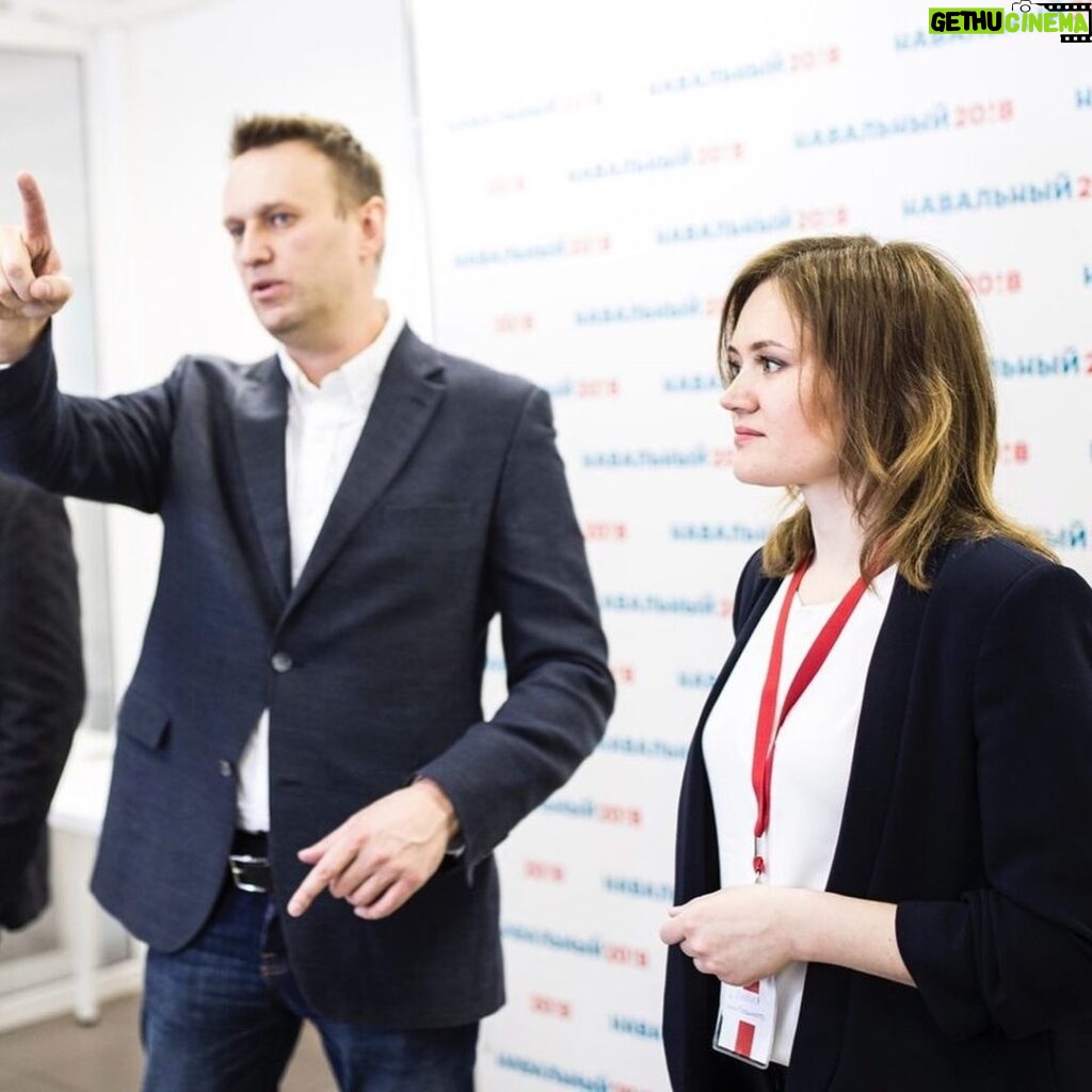 Alexey Navalny Instagram - Про женщин. На примере одной. Подельницы моей. Дурацкое слово — «подельница», да? На воле редко его услышишь, а на зоне — очень частое слово. И чаще всего в контексте «сижу потому, что подельник сдал».  Моя подельница так пугает путинскую власть, что хоть она и проходит по одному со мной делу, ее судят отдельно в Уфе. И даже объявили суд закрытым — ни журналистов не пустят, ни публику.   Несколько лет назад мне принесли резюме: «Смотри, какая крутая девушка хочет возглавить наш штаб в Уфе». Лилия Чанышева. Аудитор в компании «большой четверки», отличное образование, успешная карьера, перспективы. Зарплата в несколько раз больше, чем можем платить мы.   У нас всегда очень много суперкрутых волонтеров. Но тут другой случай. Человек не на три месяца идет волонтерить, а бросает работу, чтоб возглавить штаб в одном из самых сложных регионов. Политика в Башкирии — это беспредел, коррупция, тотальные фальсификации, моральное и силовое подавление любой оппозиции. Но когда мы спросили Лилию об этом, она даже возмутилась: «Ну вы же считаете, что бороться за свободу — важнее всего. Почему допускаете, что для меня может быть иначе? Я люблю свою республику, люблю Уфу, хочу здесь жить и добиваться нормальной жизни».  Чанышева показывала всем мастер-класс. В регионе, где, казалось, политическая жизнь задавлена, у нее и митинги были, и шествия. Она не боялась быть арестованной за них, что случалось часто. На публичных слушаниях по бюджету Башкортостана выступала так, что всем было очевидно: она на голову выше чиновников. Билась против местной мафии за сохранность горы Куштау. Срывала коррупционные контракты. Выпускала расследования. Она стала федеральным политиком и лидером республиканской оппозиции, у которого все, от «позитивной повестки» до смелости и способности говорить с людьми, лучше, чем у президента и его холуев.  Возненавидели ее страшно. Глава республики Хабиров лично добился, чтобы против нее не просто возбудили дело, как поступили со многими лидерами наших штабов, а сразу арестовали, этапировали в Москву и сфабриковали безумное обвинение, гарантирующее большой срок. Ну вот и начался закрытый суд в Уфе.  (Продолжение поста в карусели)