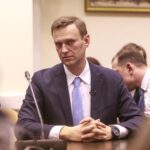 Alexey Navalny Instagram - В преддверии годовщины полномасштабного и неспровоцированного вторжения российских войск в Украину я максимально кратко сформулировал политическую платформу свою и, надеюсь, еще очень многих нормальных людей. 15 пунктов гражданина России, желающего блага своей стране. Что это было и что есть сейчас? 1. Президент Путин развязал несправедливую агрессивную войну против Украины под нелепыми предлогами. Он отчаянно пытается придать этой войне статус «народной», стремясь сделать своими сообщниками всех граждан России, однако его попытки терпят крах. Добровольцев для этой войны почти нет, поэтому путинская армия опирается на заключенных и принудительно мобилизованных. 2. Реальные причины войны — политические и экономические проблемы внутри России, стремление Путина удержать власть любой ценой, а также его одержимость своим историческим наследием. Он хочет войти в историю как «царь-завоеватель» и «собиратель земель». 3. Убиты десятки тысяч невиновных украинцев, боль и страдания обрушены на миллионы. Совершены военные преступления. Разрушены города и инфраструктура Украины. 4. Россия терпит военное поражение. Именно осознание этого изменило риторику властей от «Киев за три дня» до истерических угроз применить ядерное оружие в случае проигрыша. Бессмысленно загублены жизни десятков тысяч российских солдат. Окончательное военное поражение можно отсрочить ценой жизни еще сотен тысяч мобилизованных, но в целом оно неизбежно. Комбинация «агрессивная война + коррупция + бездарность генералов + слабая экономика + героизм и высокая мотивация обороняющихся» результатом выдает только поражение. Лживые и лицемерные призывы Кремля к переговорам и прекращению огня — не что иное, как реалистичная оценка перспектив военных действий. (Продолжение читайте в блоге на navalny.com)