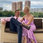 Alexey Navalny Instagram - Ну вот кто придумал пословицу «с глаз долой — из сердца вон»? Я тебя ужасно давно не видел, Юляшка, год почти, но в сердце моем тебя очень много. И, кажется, становится больше. Сам иногда удивляюсь, как в обычном человеческом сердце умещается моя такая огромная любовь к тебе. Говорю с тобой постоянно. Как сумасшедший, сижу за завтраком, представляю, что мы собрались всей семьей, придумываю шутку — поддразниваю тебя, а потом твою ответную, а потом снова мою. И дети смеются, и мы перешучиваемся в моей голове до тех пор, пока ты не говоришь притворно сердито: ну хватит уже, отстань. Сегодня день влюбленных, и я, конечно, в тебя влюблен, поэтому шлю тебе это сердце 🧡 Люблю. Скучаю. Твой муж