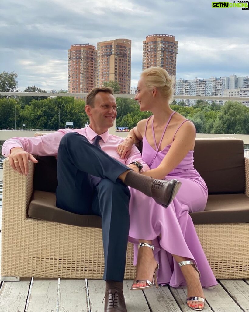 Alexey Navalny Instagram - Ну вот кто придумал пословицу «с глаз долой — из сердца вон»? Я тебя ужасно давно не видел, Юляшка, год почти, но в сердце моем тебя очень много. И, кажется, становится больше. Сам иногда удивляюсь, как в обычном человеческом сердце умещается моя такая огромная любовь к тебе. Говорю с тобой постоянно. Как сумасшедший, сижу за завтраком, представляю, что мы собрались всей семьей, придумываю шутку — поддразниваю тебя, а потом твою ответную, а потом снова мою. И дети смеются, и мы перешучиваемся в моей голове до тех пор, пока ты не говоришь притворно сердито: ну хватит уже, отстань. Сегодня день влюбленных, и я, конечно, в тебя влюблен, поэтому шлю тебе это сердце 🧡 Люблю. Скучаю. Твой муж