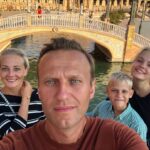 Alexey Navalny Instagram - Главная мука тюрьмы — это, конечно, невозможность увидеть родные лица, поговорить с теми, кого любишь. У меня уже 8 месяцев не было свиданий, и вчера мне объявили, что я буду переведен в помещение камерного типа на максимально возможный срок — полгода. Свидания там запрещены. То есть больше года без свиданий. Даже маньяки и серийные убийцы, сидящие на пожизненном, имеют право на свидание, а я нет. Ну что же, трудности закаляют человека (непонятно, правда, почему они должны закалять моих детей). Ну и главное: когда с тобой происходит такое, понимаешь особенно остро, насколько важно бороться с этой бессовестной властью, как важно делать хоть что-то, чтобы сбросить с России иго этих негодяев и развеять тот дурман, которым они обволокли головы миллионов. Давайте стараться оставаться сильными и делать то, что в наших силах, каждый день.