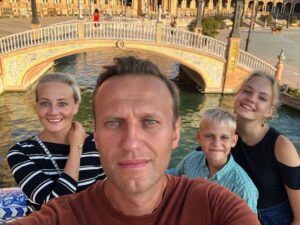 Alexei Navalny Instagram - Главная мука тюрьмы — это, конечно, невозможность увидеть родные лица, поговорить с теми, кого любишь. У меня уже 8 месяцев не было свиданий, и вчера мне объявили, что я буду переведен в помещение камерного типа на максимально возможный срок — полгода. Свидания там запрещены. То есть больше года без свиданий. Даже маньяки и серийные убийцы, сидящие на пожизненном, имеют право на свидание, а я нет. 

Ну что же, трудности закаляют человека (непонятно, правда, почему они должны закалять моих детей). Ну и главное: когда с тобой происходит такое, понимаешь особенно остро, насколько важно бороться с этой бессовестной властью, как важно делать хоть что-то, чтобы сбросить с России иго этих негодяев и развеять тот дурман, которым они обволокли головы миллионов. 

Давайте стараться оставаться сильными и делать то, что в наших силах, каждый день.