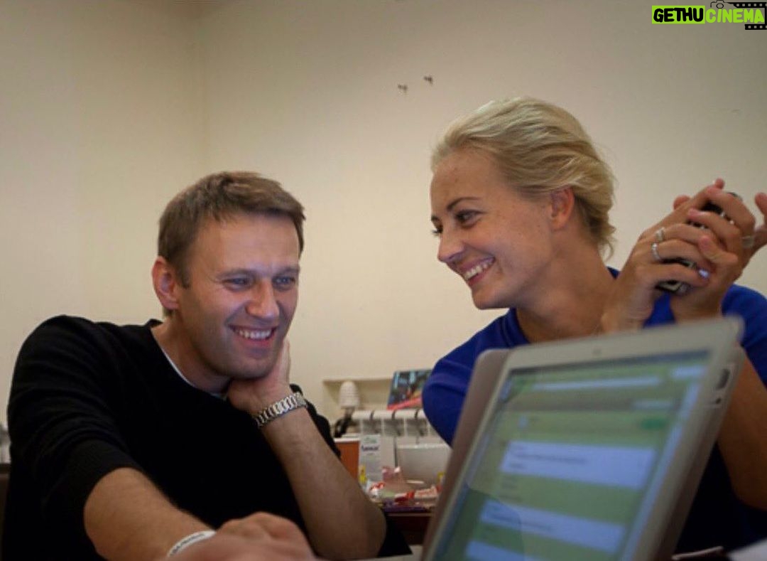 Alexey Navalny Instagram - Когда ищете жену, обязательно проверяйте потенциальную супругу: состояла ли она на учете как несовершеннолетняя преступница? Я в свое время этого не сделал, и вот вам пожалуйста. Уже просто ежедневно администрация уведомляет меня о том, что очередное письмо Навальной Ю.Б. не может быть мне вручено и изъято цензурой, так как в нем содержатся признаки приготовления к преступлению. Все последние письма постигла такая участь. И я пишу ей: “Юля, хватит преступление готовить! Лучше борщ детям приготовь”. А она не может остановиться. Все придумывает и придумывает новые преступления. И все пишет и пишет мне о них в письмах. И ведь когда-то сто лет назад она рассказывала мне, что однажды в школе с подругами стащила портфель одноклассника и выкинула его со второго этажа. Портфель, в смысле (хотя сейчас уже не уверен). Уже тогда было всё ясно с ее криминальными наклонностями. Не жена, а какой-то аутлоу.