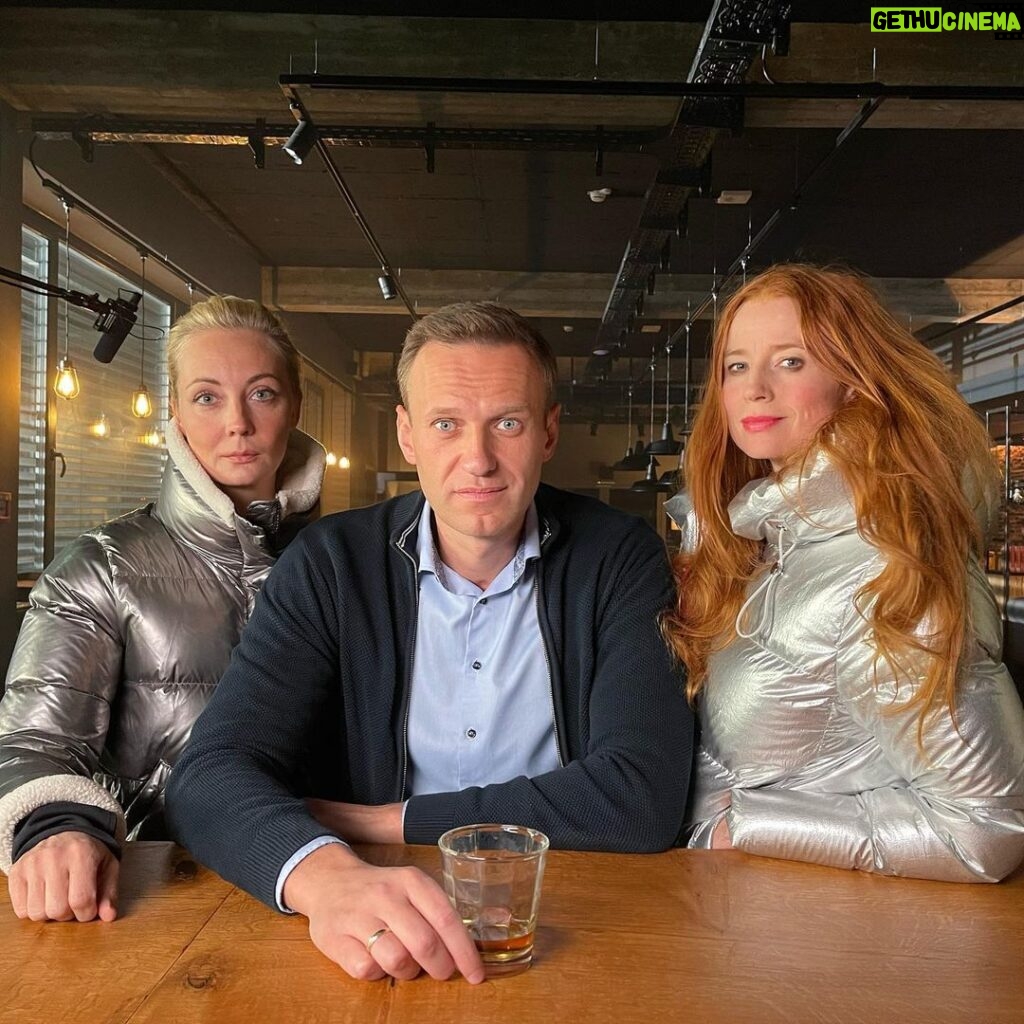 Alexey Navalny Instagram - Выполняю обещание. Во время съемок фильма «Навальный» (тогда у него еще не было никакого названия) в перерыве ко мне подошли Юля @yulia_navalnaya и Одесса @odxssarae - продюсер картины. Они были обе в таких смешных космических куртках, что я попросил нас сфотографировать. И мы еще обсудили, что фотография получилась прикольная, но выложить в Инстаграм ее, к сожалению, нельзя: съемки были секретные и мы старались все держать в полной тайне. И тогда я пошутил: «Выложу, когда ваш фильм получит номинацию на Оскар». 24 января документальный фильм «Навальный» номинирован на премию Оскар. Я, как вы знаете, фильм не смотрел, но если раньше я мог написать письмо режиссеру фильма Роэру @daniel_roher и всем участникам команды о том, что они суперкрутые и ужасно талантливые, потому что я так действительно считаю, то сейчас это просто признанный факт. Вспоминаю тот день, когда познакомился с этой странной парочкой - канадским режиссером, у которого камера была перемотана скотчем, и его рыжей продюссершей, знающей японский язык, и думаю: как же здорово, что я тогда, в общем, неожиданно сам для себя согласился сниматься. Их глаза горели, а я подумал, что хорошо работать с людьми с горящими глазами. Этот фильм - огромный труд большой команды замечательных людей. Я от всей души поздравляю их с высокой и заслуженной оценкой их труда.