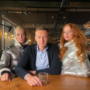 Alexei Navalny Instagram - Выполняю обещание.

Во время съемок фильма «Навальный» (тогда у него еще не было никакого названия) в перерыве ко мне подошли Юля @yulia_navalnaya и Одесса @odxssarae - продюсер картины. Они были обе в таких смешных космических куртках, что я попросил нас сфотографировать. И мы еще обсудили, что фотография получилась прикольная, но выложить в Инстаграм ее, к сожалению, нельзя: съемки были секретные и мы старались все держать в полной тайне. 

И тогда я пошутил: «Выложу, когда ваш фильм получит номинацию на Оскар». 

24 января документальный фильм «Навальный» номинирован на премию Оскар.

Я, как вы знаете, фильм не смотрел, но если раньше я мог написать письмо режиссеру фильма Роэру @daniel_roher и всем участникам команды о том, что они суперкрутые и ужасно талантливые, потому что я так действительно считаю, то сейчас это просто признанный факт. 

Вспоминаю тот день, когда познакомился с этой странной парочкой - канадским режиссером, у которого камера была перемотана скотчем, и его рыжей продюссершей, знающей японский язык, и думаю: как же здорово, что я тогда, в общем, неожиданно сам для себя согласился сниматься. 

Их глаза горели, а я подумал, что хорошо работать с людьми с горящими глазами. 

Этот фильм - огромный труд большой команды замечательных людей. Я от всей души поздравляю их с высокой и заслуженной оценкой их труда.