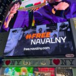 Alexey Navalny Instagram – Я уже цитировал эту великую фразу в моем последнем последнем слове, но слова Полумны Лавгуд из книги о Гарри Потере так важны для мира, где мы живем, что не грех и повторить: «Очень важно не чувствовать себя одиноким. Если бы я была на месте Волан-де-Морта, я бы очень хотела, чтобы ты чувствовал себя одиноким». 

О начавшейся кампании поддержки и акциях в городах по всему миру я узнал от адвокатов. Я расцениваю это, конечно, как кампанию за освобождение всех политзаключенных России и Беларуси, где мое имя – один из символов. Волан-де-Морты нашего мира – Путин, Лукашенко, Хаменеи и Мадуро – хотят, чтобы мы, те, кто отказывается подчиниться их власти, чувствовали себя одинокими, брошенными, несчастными и забытыми перед их машинами лжи, коррупции и расчеловечивания. 

И это действительно страшно важно – оказавшись в тюрьме, понимаешь особенно остро – не чувствовать себя одиноким. Почувствовать себя одиноким сегодня – стать сломленным завтра. 

Приветствую, благодарю и обнимаю всех, кто дает возможность мне и таким, как я, каждую секунду тюремной жизни, какой бы тяжелой она ни была, чувствовать: я не одинок.