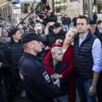 Alexey Navalny Instagram – Ровно два года назад я вернулся в Россию. И ровно два года я провёл в тюрьме. И, когда пишешь такой пост, хочешь не хочешь, а задаёшь себе вопрос: сколько ещё этих юбилейных постов предстоит написать? 

Но жизнь и происходящее вокруг сами подсказывают ответ: да сколько бы ни пришлось. Наша несчастная измученная Родина нуждается в спасении. Она ограблена, изранена, втянута в агрессивную войну и превращена в тюрьму, которой управляют самые бессовестные и лживые негодяи. Любое противостояние этой банде — пусть даже символическое в моих нынешних ограниченных возможностях — важно. 

Как и два года назад, я говорю: Россия — моя страна. Я здесь родился и вырос, здесь мои родители, и здесь я создал семью — нашел любимого человека, у меня появились дети. Я полноправный гражданин и имею право объединяться с теми, кто думает так же, как я, и вести политическую деятельность. И нас много, уж точно больше, чем продажных судей, лживых пропагандистов и кремлёвских воров. 

Я не собираюсь отдавать им свою страну и верю, что мрак исчезнет. Но пока он сохраняется, я буду делать что могу, стараться поступать правильно и призывать всех не предаваться унынию.

Россия будет счастливой!