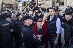 Alexei Navalny Instagram - Ровно два года назад я вернулся в Россию. И ровно два года я провёл в тюрьме. И, когда пишешь такой пост, хочешь не хочешь, а задаёшь себе вопрос: сколько ещё этих юбилейных постов предстоит написать? 

Но жизнь и происходящее вокруг сами подсказывают ответ: да сколько бы ни пришлось. Наша несчастная измученная Родина нуждается в спасении. Она ограблена, изранена, втянута в агрессивную войну и превращена в тюрьму, которой управляют самые бессовестные и лживые негодяи. Любое противостояние этой банде — пусть даже символическое в моих нынешних ограниченных возможностях — важно. 

Как и два года назад, я говорю: Россия — моя страна. Я здесь родился и вырос, здесь мои родители, и здесь я создал семью — нашел любимого человека, у меня появились дети. Я полноправный гражданин и имею право объединяться с теми, кто думает так же, как я, и вести политическую деятельность. И нас много, уж точно больше, чем продажных судей, лживых пропагандистов и кремлёвских воров. 

Я не собираюсь отдавать им свою страну и верю, что мрак исчезнет. Но пока он сохраняется, я буду делать что могу, стараться поступать правильно и призывать всех не предаваться унынию.

Россия будет счастливой!