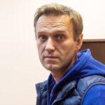 Alexey Navalny Instagram – За два тюремных года моя единственная по-настоящему оригинальная история — про психа. Все остальное много раз было и много раз описано, но вот такого не встречал и не слышал. 

Что такое ШИЗО, где я безвылазно сижу? Это узкий коридор с камерами по обе стороны. Два человека, сидящие в камерах напротив, могут переговариваться, даже не повышая голос. Именно по этой причине в камере напротив моей никогда никого не было. 

А потом, около месяца назад, в камеру напротив поместили психа. В сети много роликов о тех, кто считает, что в них вселились демоны и черти. Вот очень похоже — периодически включается рычащий утробный вопль и не выключается часами. Он орет по 14 часов днем и по 3 часа ночью.

Месяц я просто офигеваю и каждую проверку начинаю с требования убрать куда-нибудь психа. Ночью невозможно спать, а днем читать. Они не убирают. 

И тут выясняется прекрасное: псих сидел (срок 24 года) в другом месте, и месяц назад его специально перевезли к нам и держат в ШИЗО, чтобы он, так сказать, не давал мне скучать. 

Вынужден признаться, что идея работает: ни скучать, ни нормально спать мне не приходится. Особенно классно болеть: днем маешься в камере с температурой и мечтаешь о ночи, когда отстегнут койку, а ночью слушаешь бодрый лай соседа. Как известно, лишение сна — одна из самых эффективных пыток. 

Но, как обычно, в таких ситуациях меня изумляет иное.

У них же план был, понимаете. Просто так зека не переведешь, есть правило отбывания всего срока в одной колонии. И это ведь было указание сверху: прессуйте его. А генералы и полковники ниже проводили совещание. И кто-то, желая выделиться, сказал: «А у нас в такой-то зоне есть больной, он орет днями и ночами. Давайте его к Навальному».

А мораль истории простая: тюремной системой России — ФСИНом — управляет реальное сборище не просто негодяев, а настоящих больных извращенцев. У них же постоянно все с каким-то вывертом: все эти известные изнасилования швабрами, засовывания кипятильников в задний проход и т. д. Человеку плохому, но нормальному такое в голову не придет. 

Все, что вы читаете об ужасах и фашистских преступлениях нашей тюремной системы, — все правда. С одной поправкой: реальность еще хуже.