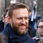 Alexey Navalny Instagram – Все-таки свое юбилейное десятое ШИЗО я успел заработать в прошлом году. Мои тюремные упырята не поленились и собрали свою комиссию в выходной 31 декабря специально для меня. 

— Осужденный Навальный, оператор поста видеонаблюдения зафиксировал, что вы умывались в 5:24 утра, тогда как по распорядку у вас подъем в 5, а умывание в 6:00. Учитывая тяжесть нарушения (так и сказали честно), вы будете выдворены в штрафной изолятор на максимальный срок — 15 суток. 

Так рухнули мои планы на шикарный Новый год, для которого у меня были припасены пачка картофельных чипсов и банка сайры. Так что Новый год я встречал в карцере в компании своих старых друзей: бомжа (он грустил) и психа (он выл и орал за дверью). 

Новый год в ШИЗО проходит как и любой другой день: подъем в 5, отбой в 21. Так что впервые с шестилетнего возраста я просто спал всю новогоднюю ночь. В целом я доволен. Люди деньги платят, чтобы встретить Новый год как-то необычно, а у меня бесплатно получилось. 

Только немного беспокоит депрессия моего соседа-бомжа. Наверное, лучше теперь называть его трактористом: я его все же очень прилично отмыл, а по профессии он тракторист. Его выпустили 3 января, а 4 снова ко мне привели. Причем, когда его выпускают, его не уводят в барак, как всех, а всегда объявляют больным и кладут в медчасть, забитую больными гриппом, — здесь эпидемия. И ровно через сутки кидают обратно ко мне в ШИЗО. Кажется, его используют как бактериологическое оружие. Неудивительно, что он грустит. 

Не болейте в новом году! 😉