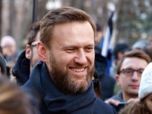 Alexei Navalny Instagram - Все-таки свое юбилейное десятое ШИЗО я успел заработать в прошлом году. Мои тюремные упырята не поленились и собрали свою комиссию в выходной 31 декабря специально для меня. 

— Осужденный Навальный, оператор поста видеонаблюдения зафиксировал, что вы умывались в 5:24 утра, тогда как по распорядку у вас подъем в 5, а умывание в 6:00. Учитывая тяжесть нарушения (так и сказали честно), вы будете выдворены в штрафной изолятор на максимальный срок — 15 суток. 

Так рухнули мои планы на шикарный Новый год, для которого у меня были припасены пачка картофельных чипсов и банка сайры. Так что Новый год я встречал в карцере в компании своих старых друзей: бомжа (он грустил) и психа (он выл и орал за дверью). 

Новый год в ШИЗО проходит как и любой другой день: подъем в 5, отбой в 21. Так что впервые с шестилетнего возраста я просто спал всю новогоднюю ночь. В целом я доволен. Люди деньги платят, чтобы встретить Новый год как-то необычно, а у меня бесплатно получилось. 

Только немного беспокоит депрессия моего соседа-бомжа. Наверное, лучше теперь называть его трактористом: я его все же очень прилично отмыл, а по профессии он тракторист. Его выпустили 3 января, а 4 снова ко мне привели. Причем, когда его выпускают, его не уводят в барак, как всех, а всегда объявляют больным и кладут в медчасть, забитую больными гриппом, — здесь эпидемия. И ровно через сутки кидают обратно ко мне в ШИЗО. Кажется, его используют как бактериологическое оружие. Неудивительно, что он грустит. 

Не болейте в новом году! 😉