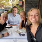 Alexey Navalny Instagram – На новогоднюю семейную фотографию буду прорываться всеми силами хоть с помощью фотошопа, но традицию эту не брошу. 

Новогоднее настроение есть. Мне в письмах наприсылали кучу елочек и Дедов Морозов на веревочках, я их развесил по камере, очень новогодне получилось. Через час на обыске все забрали, но настроение осталось. 

Я знаю, что у многих есть чувство семьи – ощущение прямо физической связи с близкими людьми. У меня оно точно есть, и в такие праздники оно обостряется. Чувствую прямо-таки нити-веревочки-проводочки, идущие к жене, детям, родителям, брату, всем близким людям. 

И не надо считать меня сумасшедшим. Есть, в конце концов, в квантовой физике удивительная непостижимая связь между частицами, действующая мгновенно на любом расстоянии, – квантовая запутанность. Может, и у меня такая. 

И я хочу сказать, что в этот Новый год я таких связей чувствую очень много. Десятки и сотни, тысячи и даже миллионы, наверное. Беда, свалившаяся на страну, сделала всех нормальных честных людей ближе друг к другу, и неудивительно, что между нами появляется связь. Я ее чувствую. 

Огромное спасибо всем за поддержку в этом году. Она не прекращалась ни на минуту, ни на секунду, и я ее чувствовал. Спасибо за ваши письма. Я почти никому не смог ответить, но точно прочитал все, что принесли. 

С Новым годом! Пусть все будет хорошо, пусть наступит мир. Пусть все окажутся дома со своими семьями. Всех обнимаю! 🎄❤️