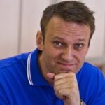 Alexey Navalny Instagram – Регулярное и радостное событие в моей жизни – выход из штрафного изолятора – теперь имеет вид совсем прозаический. Меня просто выводят из самой последней камеры длинного коридора и заводят в самую первую, но по дороге мы заходим в комнату обыска, где я переодеваюсь. Ибо во всем должен быть порядок: пока я в ШИЗО, на спине робы должны красоваться огромные трафаретные буквы “ШИЗО”, а если я в камере ПКТ, то и на спине буквы “ПКТ”. 

Несмотря на расстояние в 30 метров, с бытовой точки зрения разница огромная. В штрафной камере ничего нельзя, а в обычной вместе с баландой дают и продукты, купленные в тюремном ларьке. Поэтому в конце коридора я пью кипяток, а в начале – кофе, что улучшает мое настроение на 300 процентов. 

Меня тут постоянно взвешивают, поэтому я знаю, что в среднем за каждые 10 суток в ШИЗО я теряю 3,5 кг веса, который потом постепенно восстанавливается, если меня не сразу сажают снова. 

Я где-то читал, что, когда откармливают поросят, их нельзя всегда хорошо кормить – будет много сала и мало мяса. Грамотные люди чередуют: месяц кормишь, месяц “маринуешь”. Тогда выходит отлично: прослойка сала, прослойка мяса, прослойка сала, прослойка мяса. 

И вот я думаю теперь: может, меня хотят съесть? Ну а что, африканский диктатор Бокасса, как известно, ел представителей оппозиции, чтобы заполучить их силу. 

Наш Путин по уровню безумия примерно там же, а у власти сидит как любой сумасшедший диктатор – 24 года. Так что вполне может перенимать передовые практики коллег-диктаторов. Ну и опять же, очень самобытно, и демонстрирует всему миру, что мы идем собственным независимым путем развития и весь этот Запад нам не указ 😉