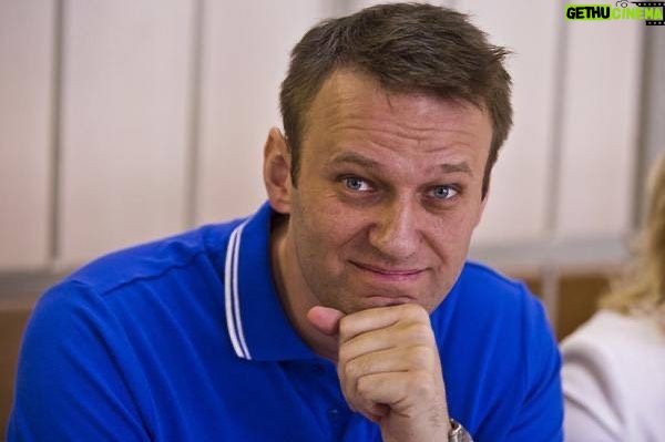 Alexey Navalny Instagram - Регулярное и радостное событие в моей жизни - выход из штрафного изолятора - теперь имеет вид совсем прозаический. Меня просто выводят из самой последней камеры длинного коридора и заводят в самую первую, но по дороге мы заходим в комнату обыска, где я переодеваюсь. Ибо во всем должен быть порядок: пока я в ШИЗО, на спине робы должны красоваться огромные трафаретные буквы “ШИЗО”, а если я в камере ПКТ, то и на спине буквы “ПКТ”. Несмотря на расстояние в 30 метров, с бытовой точки зрения разница огромная. В штрафной камере ничего нельзя, а в обычной вместе с баландой дают и продукты, купленные в тюремном ларьке. Поэтому в конце коридора я пью кипяток, а в начале - кофе, что улучшает мое настроение на 300 процентов. Меня тут постоянно взвешивают, поэтому я знаю, что в среднем за каждые 10 суток в ШИЗО я теряю 3,5 кг веса, который потом постепенно восстанавливается, если меня не сразу сажают снова. Я где-то читал, что, когда откармливают поросят, их нельзя всегда хорошо кормить - будет много сала и мало мяса. Грамотные люди чередуют: месяц кормишь, месяц “маринуешь”. Тогда выходит отлично: прослойка сала, прослойка мяса, прослойка сала, прослойка мяса. И вот я думаю теперь: может, меня хотят съесть? Ну а что, африканский диктатор Бокасса, как известно, ел представителей оппозиции, чтобы заполучить их силу. Наш Путин по уровню безумия примерно там же, а у власти сидит как любой сумасшедший диктатор - 24 года. Так что вполне может перенимать передовые практики коллег-диктаторов. Ну и опять же, очень самобытно, и демонстрирует всему миру, что мы идем собственным независимым путем развития и весь этот Запад нам не указ 😉