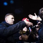 Alexey Navalny Instagram – Изумляет, с каким злорадством и смакованием наши пропагандисты (в моём случае – радиоточка в камере) рассказывают о разрушении энергосистемы Украины. Захлёбываясь от радости, дали новости о том, сколько городов осталось без света, сколько людей без тепла, киевское метро снова стоит, а подробности вроде “люди разогревают еду на свечках” приводят их в заметный даже по голосу экстаз. 

Нет, я, конечно, не жду от этих упырей элементарного сочувствия к мирным невинным людям, оказавшимся в ужасной ситуации. Скорее недоумеваю, почему они не могут взглянуть немного дальше собственного носа. Во-первых, эти удары по гражданской инфраструктуре демонстрируют только беспомощность российской армии. Потерпев несколько крупных поражений от войск, она просто мстит гражданскому населению. Население, безусловно, страдает, но военного смысла в этих ударах нет. И это явно так и воспринимается гражданами России. Посмотрите второй слайд: опрос показывает, что только 14% россиян всё ещё согласны с тем, что «СВО» развивается успешно. И доля таких ответов падает с каждым месяцем.

Второе же заключается в том, что мы долбим по украинской энергосистеме ракетами, придуманными ещё в СССР. А также иранскими дронами – летающими мопедами, которые, тем не менее, оказались более высокотехнологичными, чем всё, чем обладает российская армия спустя 23 года под руководством верховного главнокомандующего Путина. И совершенно очевидно, что Украина, будучи государством научно и промышленно развитым, точно сможет создать что-то получше иранского летающего мопеда. 

В том, как работает наша ПВО, мы убедились на практике – никак. Если Украина смогла нанести удары по аэродрому стратегической авиации внутри страны, то вскоре убедимся, что, как говорится, в эту игру можно играть вдвоём. И тогда украинцы вырубят свет и тепло сначала в Курске, потом в Воронеже, а потом и в Москве. Кому мы будем жаловаться на то, что еду детям нужно разогревать на пламени свечи? 

Понятно, что скажут пропагандисты: в ответ на наши мирные удары гуманитарного характера они применяют террористические и русофобские ракетные удары. Но звучать это будет совсем не убедительно.