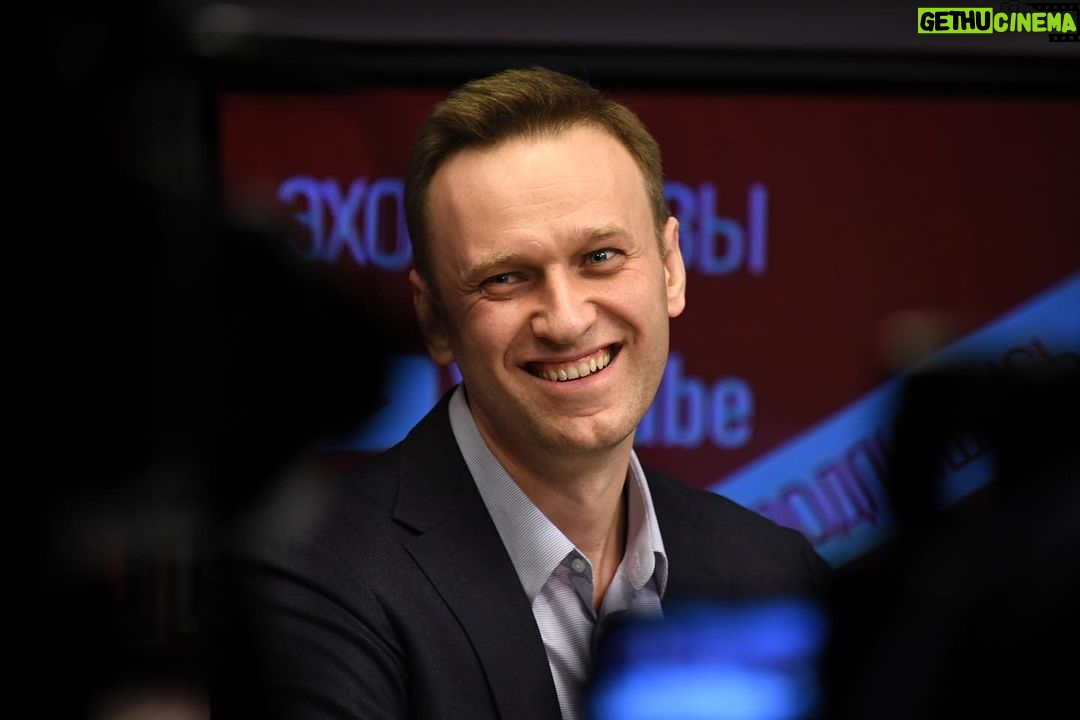 Alexey Navalny Instagram - Вопрос: в чем сходство всех зеков? Суровый нрав? Нет. Особенный взгляд, полный тоски и боли? Татуировки и тюремная феня? Абсолютно нет. Зеков объединяет то, что у большинства из них нет зубов. Плохое питание, отсутствие твердой пищи, много сладкого (самая дешевая еда), много крепкого чая, курение и полное отсутствие стоматологической помощи делают свое дело. Зубы, кстати, все чистят как бешеные - мамы и бабушки были бы довольны, но это не помогает. Тот, у кого заболели зубы, обречен на долгие мучения: “Стоматолог приедет к нам по графику. Через 4 месяца. Терпите”. А когда стоматолог приедет, он просто вырвет зубы, так как у него нет оборудования. О проблеме я был наслышан, поэтому сразу решил, что буду, как на воле, выполнять стоматологическую заповедь и раз в год делать профчистку зубов и обследование. Тюремные правила это прямо разрешают. Дополнительная медуслуга за свой счет. Плати, и тебя отвезут хоть на МРТ, хоть к зубному. В теории. Я больше года добиваюсь, чтобы меня свозили в обычную стоматологию в райцентр для процедуры за 5000 рублей. У меня огромная папка справок и разрешений. Причем тюремные стоматологи честно пишут: профчистку зубов разрешаем, и в колонии ее сделать нельзя. А колония улыбается в лицо и говорит: “Мы не против, но только в зоне. У нас есть стоматологическое кресло”. Кресло есть, оборудования нет. После осмотра стоматолог говорит: “Плюйте сюда”. И там на палке висит пакет со слюной. Все плюют сюда. Я подаю в суд и говорю: “Но это же издевательство, в колонии этого сделать нельзя, тюремный стоматолог подтверждает”. На это следует гениальный ответ: “Ну а вы найдите стоматолога, который привезет все с собой”. На это я беру справку в районной стоматологии, где говорят, что невозможно привезти оборудование в зону. После чего колония приводит в суд какую-то тетку “эксперта”, которая сообщает, что профчистка эйр-флоу - это популярная процедура, но вообще-то чистку зубов можно провести железными крючками. (Продолжение в карусели)