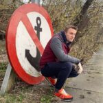 Alexey Navalny Instagram – Мой очередной релакс вне штрафного изолятора продолжался недолго – ровно сутки. В понедельник выпустили, а вчера опять закрыли. На этот раз 12 суток за «в разговоре с сокамерником употребил слово “блядь”» (извините). 

Это мое девятое ШИЗО за шесть месяцев. Сегодня, кстати, ровно полгода, как я в этой колонии, и получается, что ровно половину времени я провел в ШИЗО. 

Эта «путевка» не самая беззаконная в том смысле, что они все беззаконные, но точно самая циничная. Представьте себе: комиссия, сидит 10 мордатых ментов, каждый из которых не то что употребляет мат, а просто разговаривает на нем, в чем я всегда могу убедиться, стоя в коридоре в ожидании рассмотрения моих дел и слушая возгласы, доносящиеся из кабинетов. И вот они, с трудом сдерживая смех, в буквальном смысле подхихикивая, разбирают мое асоциальное поведение. 

– Не стыдно вам, осужденный Навальный, такое грубое слово употреблять?
– И ведь это не в первый раз, систематическое поведение у него.
– Ну, какие будут мнения, уважаемые члены комиссии?
– С учетом тяжести проступка предлагаю водворить в штрафной изолятор. 
– Осужденный Навальный, за свое нарушение вы будете водворены в штрафной изолятор сроком на 12 суток. 

Как они удержались от того, чтобы не расхохотаться всей комиссией, даже не понимаю. 

Возвращаюсь в камеру, там мой прежний сокамерник смотрит на меня дикими глазами: «Ты зачем снова сюда? Только же вышел». Да вот, говорю, дали 12 суток за то, что в разговоре с тобой сказал слово «блядь». 

Чувак смотрит на меня несколько секунд, не понимая, шучу я или нет, и, увидев, что я не шучу, говорит возмущенно: «Блядь, да не может такого быть».