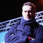 Alexey Navalny Instagram – Конечно, лучше всего бить человека дубинкой по бедрам и пяткам. Очень больно и очень хорошо работает. В моей колонии с теми, кто чем-то недоволен, обычно так и поступают. 

Но что делать с теми, кого бить не разрешают? Ну, или пока не разрешают. 

На этот случай русская тюрьма тоже изобрела огромное количество вариантов. Самое простое – держать человека в ШИЗО. А если ШИЗО само по себе его уже не «ломает», то можно для начала закинуть ему в камеру бомжа. Что и произошло сейчас со мной. На тюремном жаргоне это называется «чёрт». Но мы назовем его корректно: осужденный, имеющий большие проблемы с бытовой гигиеной. 

Если ты живешь в камере, и какой-то человек 24/7 от тебя на расстоянии вытянутой руки, и вы оба 24/7 в одном-двух метрах от туалета, а туалет – это дырка в полу, поддержание гигиены имеет принципиальное значение. И проблемный в этом смысле зэк моментально сделает вашу жизнь невыносимой. Но все по закону. О чем и сообщает администрация с радостными улыбками. 

По тюремным правилам я должен этого чувака из камеры выгнать – бить или угрожать. Но бить его – это, во-первых, моментально уголовная статья, в этом и суть провокации. А во-вторых, избить несчастного больного хромого многолетнего алкоголика – совсем не проходит важный тестовый вопрос «а что бы сделал Иисус?». 

Впрочем, немытый бедолага сам вскоре начал требовать перевести его в другую камеру и даже написал заявление. 

Вообще это тоже святое тюремное правило, и оно в законе прописано: если человек чувствует угрозу, то его «незамедлительно» должны перевести. В моей же ситуации несчастного отказались переводить, заявив: «Мы ему провели медосмотр, вы же его не бьете, значит опасности для него нет». 

Все остальные камеры ШИЗО пустые.

Меня отдельно бесит инструментализация живого человека – превращение его в орудие давления.

Комбинация угроз, криков и призывов к совести заставила его умываться и чистить зубы. Дал ему стиральный порошок, и он постирал одежду. Мы моем теперь руки с мылом несколько раз в день. Чувствую себя каким-то странным воспитателем в детском саду, где вместо детей бездомные, живущие на теплотрассе. 

Ну, что могу сказать? Педагогика – наука непростая, но работает 😉