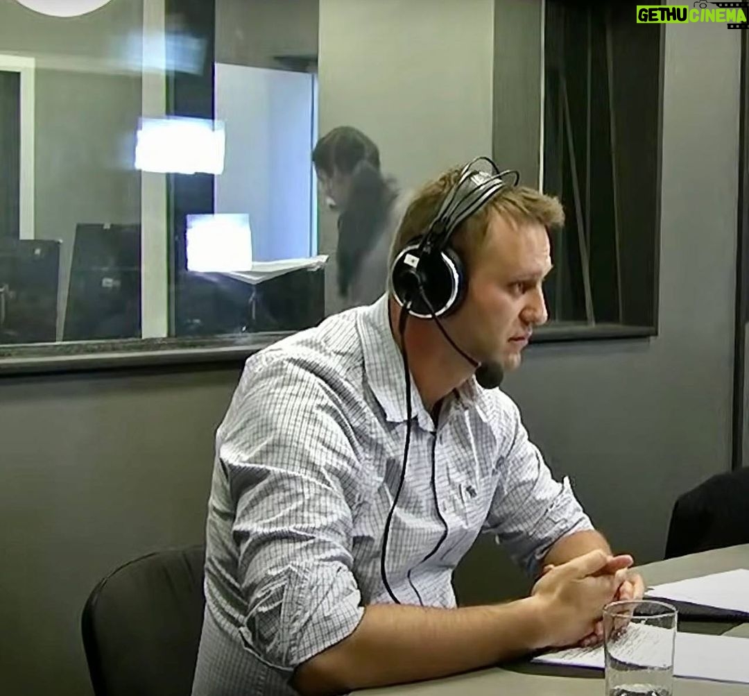 Alexey Navalny Instagram - Уже несколько дней нахожусь под большим впечатлением от новой рекламы по радио. Радио здесь орет постоянно, его включают для того, чтоб зекам сложно было перекрикиваться. Обычные радиостанции, только рекламный блок - это местные вставки. В моем случае - реклама, которую дает бизнес Ковровского района, где находится колония. Так вот звучит это так: «Провожаем в последний путь от лиц военных до гражданских. Участникам боевых действий и военным скидки. В час утраты звони…» Вы представляете себе, какие потери на войне с Украиной, сколько сюда везут гробов, если даже в Коврове с населением 134 тысячи человек идёт такая ожесточенная конкурентная борьба за взлетевший рынок ритуальных услуг, что похоронные конторы начали рекламу на радио давать? И это не где-нибудь, а на самом популярным «Русском радио», где, видимо, и самая дорогая реклама. Вот вам, пожалуйста, роль личности в истории. В этот кошмар нас втравил один-единственный безумный дед, живущий в фантазиях о том, что он полководец, необычайно популярный в Украине. Сейчас, конечно, и пропагандисты, и чиновники, и разнообразная прислуга яростно и демонстративно выступают за войну. Но теперь мы уже точно знаем, что никто из них не был в курсе планов нападения и не верил в реальность настоящей войны. А многим из них война серьезно мешает, вредит тайному бизнесу и коррупционным схемам. Ядро принятия решений: Путин - 70 лет, Патрушев - 71 год, Бортников - 71 год, а на троих 212 лет. Ну, пусть не один дед, живущий в фантазиях, а три. Суть от этого не меняется. Они вообразили себя Наполеонами, а платят за это те, кого хоронят в гробах со скидкой.