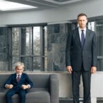 Alexey Navalny Instagram - “Мы сожгли его на железном блюдце”. Так заявили мои тюремщики, когда мы судились из-за письма, которое мне не доставили. Это, собственно, было единственное письмо, официально уничтоженное цензурой за почти полтора года. “Сожгли на железном блюдце” стало локальном мемом. А с письмами, которые не нравились администрации, поступали проще. Они просто “пропадали”. Но выборы все ближе. И один кремлевский дедушка переживает, что кто-то будет смущать народ разговорами о том, что никаких 80% у него и близко нет. Поэтому в дополнение к арестам адвокатов новости такие. Торжественная делегация пришла ко мне в ШИЗО составлять “акт” о том, что 15 входящих и исходящих писем изъяты тюремной цензурой. По причине того, что во всех этих письмах говорится о подготовке к совершению преступлений. Среди них, например, письмо Юле с письмом Захару внутри. Верно говорят, вундеркинды пошли: 15 лет, другой в его годы на велике бы катался, а этот уже преступления готовит. Письмо главреду «Медиазоны» Смирнову @sssmirnov - с ним мы обсуждали книги и историю. Весьма преступно. Письмо Илье Красильщику @ilya.krasilshchik - с ним у нас философствующая шизофрения - переписка о новой эмиграции, нацвопросе и политике. Подозрительно. Добрый человек, закончивший физтех, терпеливо пытается объяснить мне физику радаров, ПВО, дронов и прочих приспособлений современной войны. Изъято. Ну, то есть, грубо говоря, раньше это называлось «20 лет без права переписки», а сейчас у меня 20 лет письма без ограничений, но цензура сжигает их на железном блюдце. А вывод один: в горячее железное блюдце превращается сиденье трона в подземном бункере в Ново-Огарево. Хозяин трона подпрыгивает и требует, чтобы все молчали. Надеется, что от этого станет попрохладней. Но мы молчать не будем. Молчать нельзя 😉