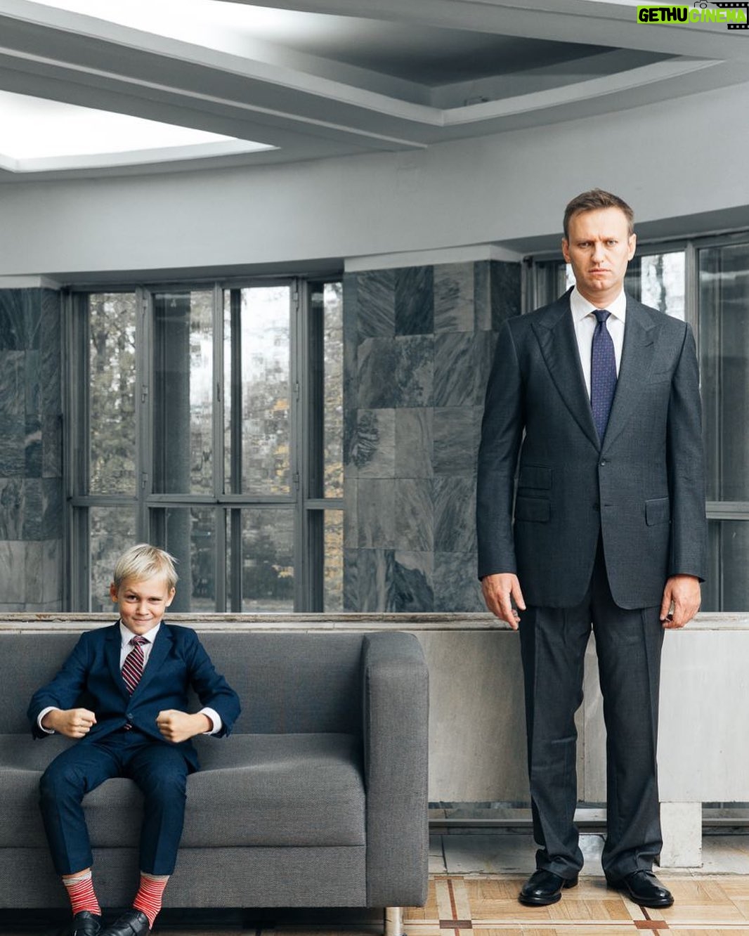 Alexey Navalny Instagram - “Мы сожгли его на железном блюдце”. Так заявили мои тюремщики, когда мы судились из-за письма, которое мне не доставили. Это, собственно, было единственное письмо, официально уничтоженное цензурой за почти полтора года. “Сожгли на железном блюдце” стало локальном мемом. А с письмами, которые не нравились администрации, поступали проще. Они просто “пропадали”. Но выборы все ближе. И один кремлевский дедушка переживает, что кто-то будет смущать народ разговорами о том, что никаких 80% у него и близко нет. Поэтому в дополнение к арестам адвокатов новости такие. Торжественная делегация пришла ко мне в ШИЗО составлять “акт” о том, что 15 входящих и исходящих писем изъяты тюремной цензурой. По причине того, что во всех этих письмах говорится о подготовке к совершению преступлений. Среди них, например, письмо Юле с письмом Захару внутри. Верно говорят, вундеркинды пошли: 15 лет, другой в его годы на велике бы катался, а этот уже преступления готовит. Письмо главреду «Медиазоны» Смирнову @sssmirnov - с ним мы обсуждали книги и историю. Весьма преступно. Письмо Илье Красильщику @ilya.krasilshchik - с ним у нас философствующая шизофрения - переписка о новой эмиграции, нацвопросе и политике. Подозрительно. Добрый человек, закончивший физтех, терпеливо пытается объяснить мне физику радаров, ПВО, дронов и прочих приспособлений современной войны. Изъято. Ну, то есть, грубо говоря, раньше это называлось «20 лет без права переписки», а сейчас у меня 20 лет письма без ограничений, но цензура сжигает их на железном блюдце. А вывод один: в горячее железное блюдце превращается сиденье трона в подземном бункере в Ново-Огарево. Хозяин трона подпрыгивает и требует, чтобы все молчали. Надеется, что от этого станет попрохладней. Но мы молчать не будем. Молчать нельзя 😉