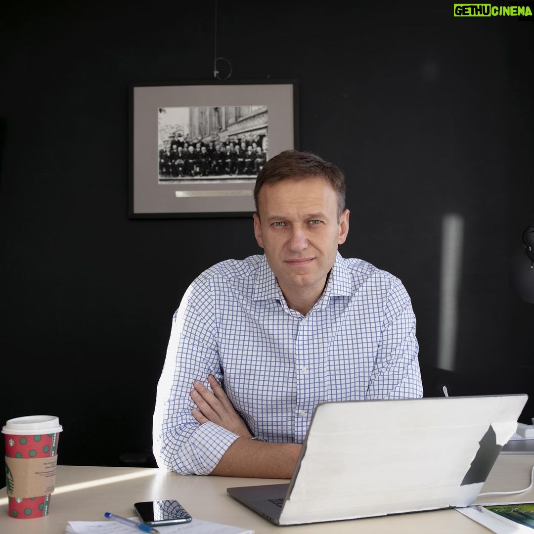 Alexey Navalny Instagram - Поздравляйте, преодолел еще одну ступень лестницы тюремного нарушителя. - Навальный, соберитесь, идем на совет ваших воспитателей. Так я узнал, что у меня есть совет воспитателей. Ими оказались пять угрюмых ментов и блондинка с ярко-красными острыми ногтями длиной сантиметров 7. К ней я на всякий случай старался близко не подходить, боялся. Ожидал, что объявят нечто вроде: “Решено, что за ваше плохое поведение сейчас вам вырвут сердце”. Но все было не так плохо: - Осужденный Навальный, вы отъявленный нарушитель, отряд строгих условий содержания недостаточен для вашего воспитания. Совет воспитателей рекомендует перевести вас в помещение камерного типа. Так что теперь я в ПКТ. Объясняю, что это. Зек в российской колонии сидит в общем бараке. Зек, которым администрация тюрьмы очень недовольна, сидит в ШИЗО, в камере, где ничего нет и все запрещено, но там можно держать только 15 суток. Поэтому для зеков-нарушителей существуют строгие условия содержания: запирающийся барак, из которого не выпускают, и много всяких ограничений. А для еще более отъявленных есть ПКТ. Это обычная тесная камера, как ШИЗО, только можно иметь с собой не одну книжку, а две, и пользоваться тюремным ларьком, правда, на очень ограниченную сумму. Настоящее же неописуемое скотство, в котором моментально узнается Кремль, управляющий всей моей отсидкой в ручном режиме, произошло с моим свиданием. Длительное свидание с родственниками мне было положено сразу по приезде в зону, но мне его не дали, сказали, ждите четыре месяца. Я ждал. За три дня до свидания мне объявили о переводе в строгие условия, а там свидания раз в полгода. Ждите. Я ждал. Мать с отцом уже сумки собрали, кто-то из детей должен был приехать, Юля. И вот до свидания четыре дня, и мне объявляют о переводе в ПКТ. А там длительных свиданий вообще нет. Так что не будет у меня больше свиданий, а администрация радостная, угодила начальству. Ну, буду относиться к этому философски. Они это делают, чтоб заставить меня молчать. Значит, моя первейшая обязанность какая? - правильно, не бояться и не молчать. К чему и всех призываю. При любом удобном случае агитируйте против войны, Путина и Единой России. Всех обнимаю.