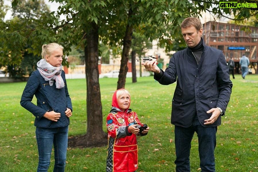 Alexey Navalny Instagram - Ха-ха. Главный комический персонаж советской школы - вечно пьяный военрук - снова на арене. Это в 2023-м! Кто бы мог подумать. Когда я рассказываю детям о школе в СССР, в рассказах, понятно, часто фигурирует сладкая парочка: военрук и трудовик. Дети смеются и считают, что я преувеличиваю. Ну вот теперь, с возрождением НВП, сами убедятся. Я сам застал только год НВП, а потом его заменили на ОБЖ, но и этого хватило. Те из вас, кто возмущается милитаризации школы, могут быть совершенно спокойны. Там не будет никакой милитаризации. В 95% случаев НВП - это отставной полковник орет матом на непослушных школьников, а они его все равно не слушают. Это нелепые попытки устроить строевую подготовку. И это дети, собирающие деньги на бутылку коньяка для этого бухарика, чтобы он от них отвалил. А, ну еще противогазы надевать будут иногда. Это были самые смешные уроки, но девочки были недовольны, что за ними по коридорам бегают мальчики в противогазах. ХХI век. Новые проблемы, новые возможности, Мир идет вперед. А у нас НВП. Каждый ведь родитель хочет, чтобы его ребенок, окончив школу, действительно знал иностранный язык. Это очень пригодится в жизни. Может, добавим часов иняза? Нет. НВП. Новые финансы проникли в жизнь каждого. Может, введем этот урок? Кредиты, депозиты, ставки. Как купить акции. Риски инвестиций. Точно ведь нужно каждому. Нет. Надо НВП. В России эпидемия наркомании, эпидемия ВИЧ, немыслимое количество абортов, включая подростковые. Вот точно тут нужен урок. Ни в коем случае - НВП. 15-17-летние школьники начинают свое погружение в пучину отношений длиною в жизнь. Партнеры, супруги, дети, стареющие родители, тещи и свекрови, ревность, страсть и страдание. Именно все это определяет их жизнь. Так может, какие-то уроки эмоционального интеллекта? Урегулирования конфликтов, борьбы с депрессией? Нет. Нам срочно в школах нужен дядя с интеллектом табуретки, который два раза в неделю будет рассказывать о своем взгляде на мировые проблемы. Кажется, уже сами чиновники махнули рукой на будущее России. Сидят в министерстве такие: “Да какое будущее, у этого всего перспектив нет. Плевать на все, давайте, что ли, вернем НВП, чтоб быстрее со всем покончить”.