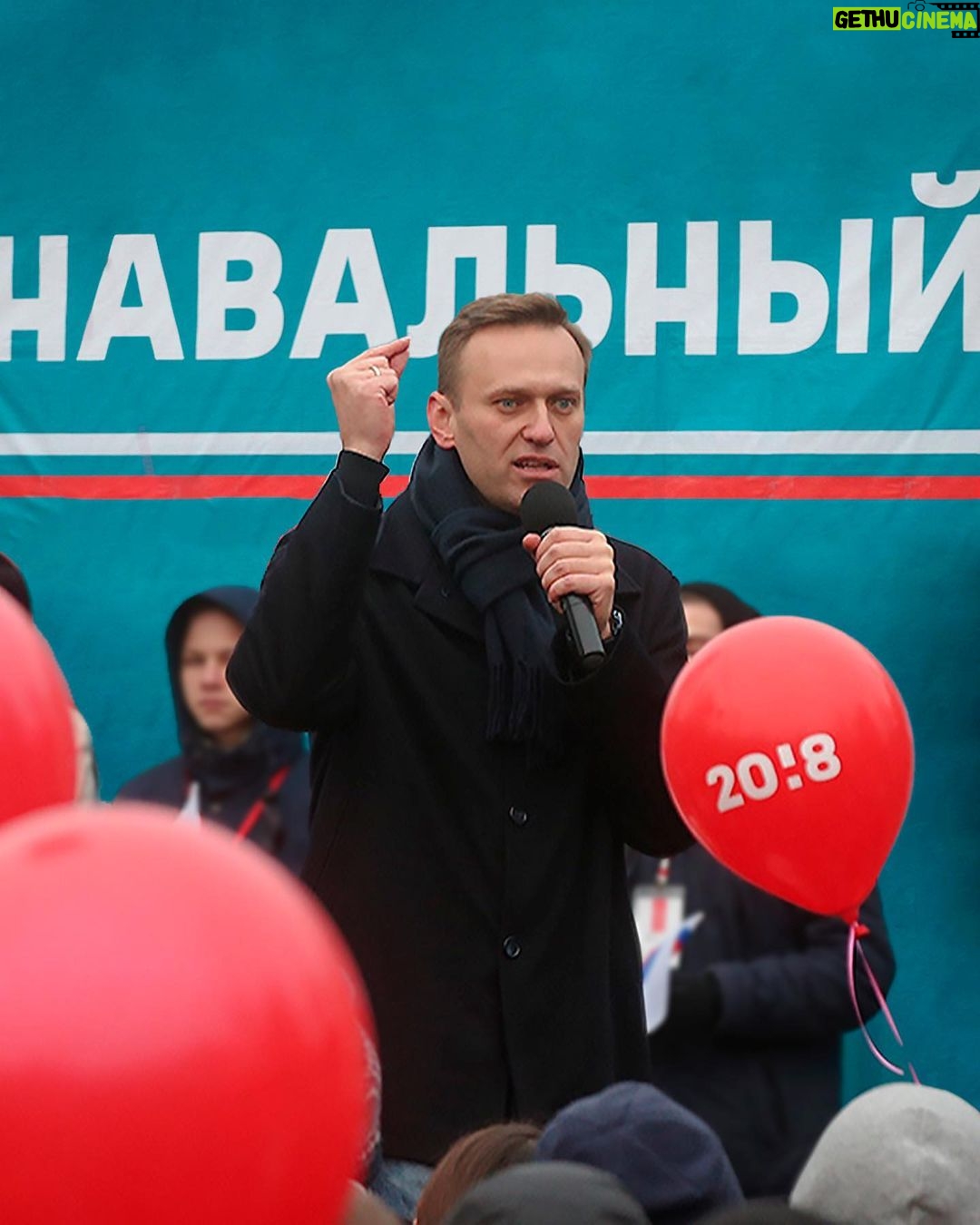 Alexey Navalny Instagram - Неистовый швей (то есть я) вовсе не сошёл с тропы войны за дело рабочего класса. Вот она, прямиком из штрафного изолятора, где я обитаю последние месяцы, — инструкция для моих коллег, зеков и зечек-швей (в карусели). Несмотря на то, что я живу в мире, где технологии полностью отсутствуют, эта инструкция от профсоюза «Промзона» имеет высокотехнологичное приложение — телеграм-бота t.me/zajava_bot, который поможет правильно написать заявление об улучшении условий труда либо соберёт нужную информацию, чтобы такое заявление написали мы. Кому-то покажется — ерунда какая-то, добиваются стула со спинкой, но вот вам такие цифры: в колониях сейчас находится 338 тысяч человек, 80 тысяч из них трудоустроены, 50 процентов работающих зеков — это швейные цеха. Таким образом, примерно 40 тысяч человек прямо сейчас горбатятся за швейной машинкой за 500 рублей в месяц, сидя на табуретке, что прямо нарушает технику безопасности труда. Я добился улучшения условий труда для работяг своего цеха и буду с помощью юристов ФБК добиваться такого для остальных. Вода камень точит, и, как всегда, чем больше людей участвует в коллективном действии, тем оно эффективнее. Вы тоже можете помочь и отправить эту инструкцию, ссылку на пост в телеграме «Промзоны» и на нашего телеграм-бота t.me/zajava_bot своим знакомым зекам или их родственникам. Увы, такие есть сейчас почти у всех. Будем есть огромного слона фсиновского трудового ГУЛАГа по частям: стулья, подставки для ног, заработная плата, нормы выработки. Со всем этим постепенно разберёмся, даже если меня не будут выпускать из ШИЗО 😉