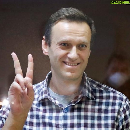 Alexey Navalny Instagram - Я - гений преступного мира. Профессор Мориарти нервно курит в стороне. Вы все думали, что я два года в изоляции, в тюрьме, а я, оказывается, активно совершаю преступления. Хорошо, что СК проявил бдительность и ничего не проморгал. Получил официальное уведомление о том, что в отношении меня возбуждено новое уголовное дело в связи с тем, что я, находясь в тюрьме: — пропагандировал терроризм, призывал к нему — публично призывал к экстремизму — финансировал экстремистскую деятельность — реабилитировал нацизм. Шик? Редкий преступник столько на воле натворил, сколько я за решеткой. Единственное, что омрачает мое самодовольство, так это то, что эти успехи - заслуга не только моя, но и сообщников: Волкова, Жданова, Чанышевой. Я лидер преступной группы, а они выполняют мои приказы. Например, насколько я понял из постановления, моя вина в пропаганде нацизма заключается в том, что Волков в эфире «Популярной политики» сказал, что «правильно полковник Штауффенберг на Гитлера покушался, его надо убить». С точки зрения СК РФ и Путина, Гитлер - законная власть и взрывать ее - экстремизм. Все остальное в таком же духе. Все передачи «Популярной политики» - это терроризм и экстремизм под моим руководством. Адвокаты посчитали, что с учетом сроков по этим статьям по совокупности здесь лет на 30. Ну что я могу сказать? Подписывайтесь на «Популярную политику» @politica_media 😉