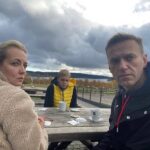 Alexey Navalny Instagram - Змея. Тигр. Обезьяна. Кабан. Лошадь. Тигр. Концентрация… снова не получилось. Змея. Тигр. Обезьяна… Я не сошел с ума, просто печати Наруто руками складываю. Ну а что еще делать в ШИЗО? Надо же на что-то 16 часов в сутки тратить. Постоял, посидел, почитал. Решил вот научиться быстро складывать печать Наруто. Вообще это меня Захар научил. После отравления и комы у меня довольно долго тряслись руки. И вот однажды на прогулке (именно тот день можно видеть на фото), глядя на то, как я в кафе наливаю чай, колотя чайником о чашку, Захар сказал: — Я тебе помогу. Тебе надо взять под контроль собственные руки. Тут тебе пригодится Наруто. Сказал и быстро сложил какие-то замысловатые фигуры руками. Это было нелегко. У меня тогда и со способностью запоминать было не очень. Я тупо не мог запомнить, что за Змеей идет Тигр, а не наоборот. А уж пальцы так сложить было совсем нереально. Пару недель мы тренировались, ничего у меня не вышло, хотя сами занятия помогли. Мелкая моторика. Ее надо развивать детям, старикам и отравленным “Новичком”. Вот сейчас в ШИЗО я вспомнил те занятия и уже научился довольно лихо делать печати. Наруто был бы мной доволен. Только фаербол в конце у меня все равно пока не получается 😔 Но я не сдаюсь. Так что если увидите на востоке от Москвы зеленые и красные огненные шары, летящие по небу, то это необязательно атомная война началась. Может, я просто наконец-то правильно сложил печать Наруто 😉 …змея…тигр…обезьяна…