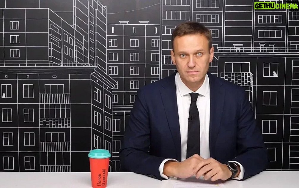 Alexey Navalny Instagram - Уже больше 1000 дней, как я в космическом путешествии. И не вздумайте со мной спорить, что это не так. Вот, например, доказательство, что мой корабль захватили пришельцы с планеты Омикрон Персей 8. Они не в состоянии понять психологию людей и создали Искусственный разум, который станет изучать поведение пленников, чтобы в итоге дать советы о том, как поработить человеческую расу. Ко мне попал один из отчетов омикронской машины. Попробуйте прочитать этот текст “металлическим голосом робота” из фильмов о научной фантастике и убедитесь, что все так. Проведена диагностическая беседа с целью: ПРОГНОЗ ДЕВИАЦИЙ. КАТЕГОРИЯ ПРОФИЛАКТИЧЕСКОГО УЧЕТА: распространяющий экстремистскую идеологию. ПСИХОЭМОЦИОНАЛЬНЫЙ ФОН: удовлетворительный. ПОВЕДЕНИЕ: адекватен. РЕЧЬ: уклоняется от ответов на вопросы. Отвечает вопросом на вопрос. Обобщает. ВЕГЕТАТИВНЫЕ РЕАКЦИИ: нет. ПРОГНОЗ ПОВЕДЕНИЯ: нарушение дисциплины. Могу поспорить, что если вы прочитали все это “голосом робота”, то в конце не удержались и добавили что-то вроде: “РЕКОМЕНДАЦИИ: экспериментальное вживление чипа покорности”. Но все будет окей. Люди выживут и победят. Омикронцы будут повержены. Их злобная машина Искусственного разума перед тем, как взорваться, скажет: “Not bad… for a human”. P.S. Кто первый скажет из какого фильма (обожаю всю франшизу) цитата, тому попрошу ответить “ай молодец” и поставить сердечко.