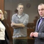 Alexey Navalny Instagram - Так проявляются трясущиеся коленки трухлявой путинской системы. Она хоть и пытается выглядеть надежной и твердой, как скала, всем (и ей самой, прежде всего) ясно: основы — достаточной поддержки граждан — у нее нет. Отсюда и эти истерические аресты. В пятницу от журналистов на суде узнал, что у моих адвокатов идут обыски. В понедельник от журналистов на суде узнал, что арестован мой защитник Вадим Кобзев и двое защитников, с которыми я работал последний раз больше года назад, — Алексей Липцер и Игорь Сергунин. У моих адвокатов Ольги Михайловой и Александра Федулова, как сообщил мне уже суд, “выключены телефоны”. Я хочу сказать, что горжусь своей командой защиты. Всеми, кто в нее входил и входит. Это отличные профессионалы. Они делали свою работу, представляя интересы своего клиента в соответствии с законом и лучшими стандартами адвокатской этики. Они в пух и прах разносили любое очередное сфабрикованное обвинение против меня. Они вели огромную работу по обжалованию моих тюремных условий — за год около трехсот судебных заседаний. Обвинить их в том, что они передают “экстремистские сообщения” просто нелепо. Уже очень давно все их записи фотографируются на входе и выходе. Любые документы от меня к ним и обратно цензурируются по три дня. Комната для встреч с адвокатами оборудована видео- и звукозаписью. Преследование моих защитников демонстративно незаконно и имеет две цели: 1) наказать их за отличную работу; 2) запугать общество и прежде всего адвокатов, которые осмеливаются защищать политических заключенных. Я хочу выразить признательность и поддержку Вадиму, Алексею, Игорю, Ольге и Александру. Хочу поддержать и пожелать стойкости их семьям: ваши родные — настоящие герои и гордость своей профессии. Я призываю адвокатское сообщество, частью которого когда-то был и я, не молчать и выступить единым фронтом в защиту своих коллег. Вы же отлично видите, что их преследуют за помощь клиенту, уничтожая в их лице остатки права на защиту. Что же касается того, что власть называет моей “экстремистской деятельностью”. Знаете, мне для нее не нужны ни секреты, ни шифры, ни гонцы с сообщениями. (Продолжение в карусели)