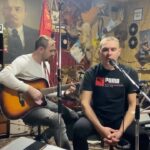 Alexey Navalny Instagram – «Если в Кремле отмечают Пурим,
Это значит, что снова в беде Третий Рим».

Не ругайтесь, я не начал писать антисемитские стихи, сдурев от постоянного сидения в ШИЗО. Это текст песни, которую всем зекам включают несколько раз в день в рамках «воспитательной работы». 

Теоретически главный смысл тюрем и лагерей не в наказании, а в исправлении преступников. Поэтому колонии ведь даже называются ИСПРАВИТЕЛЬНЫЕ. А для того, чтобы преступники исправлялись, с ними ведется воспитательная работа — важнейшая функция всей тюремной системы. 

На практике это грандиознейшая фикция. И вся воспитательная работа сводится к просмотру видеороликов «по профилактике экстремизма» и прослушиванию патриотической музыки. И это изумительная подборка. 

Пять раз в день мне рассказывают о том, что отмечание Пурима, еврейского праздника, — признак надвигающейся войны. Пять раз в день мне решительно заявляют, что мы не позволим «нашим сестрам крещеным у них Саломеями быть» (это, кстати, ремикс, в оригинале другое слово — послушайте в карусели). Несколько раз в день играет (не шучу) «С чего начинается Родина» в исполнении Жириновского. Моя любимая песня, тоже играющая на репите, — о Шойгу и СВО, там такие слова:
 
«Когда генералы в Москве рапортуют 
О новых победах с шампанским в руках,
Русские парни за Русь умирают,
Врага не жалея, с улыбкой в устах». 

Еще идеально вписывается в войну песня, дающая понять, что руководство ФСИН полностью солидарно с оценкой Евгения Пригожина военных талантов министра Шойгу: 

«Опять наши парни попали в засаду,
Под шквальным огнем им пришлось выживать,
Какая-то крыса орудует в штабе,
И жаль, что пока ее не достать». 

Я говорю ментам: вы вообще слушаете, что у вас на зоне играет? Вас самих за экстремизм посадят. Не, говорят, все как положено, воспитательная работа по методическим рекомендациям. 

Вот такая воспитательная работа: людям реально просто вбивают в мозги, что отмечающие Пурим — злодеи, замышляющие страшное против Россиюшки.