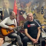 Alexey Navalny Instagram – «Если в Кремле отмечают Пурим,
Это значит, что снова в беде Третий Рим».

Не ругайтесь, я не начал писать антисемитские стихи, сдурев от постоянного сидения в ШИЗО. Это текст песни, которую всем зекам включают несколько раз в день в рамках «воспитательной работы». 

Теоретически главный смысл тюрем и лагерей не в наказании, а в исправлении преступников. Поэтому колонии ведь даже называются ИСПРАВИТЕЛЬНЫЕ. А для того, чтобы преступники исправлялись, с ними ведется воспитательная работа — важнейшая функция всей тюремной системы. 

На практике это грандиознейшая фикция. И вся воспитательная работа сводится к просмотру видеороликов «по профилактике экстремизма» и прослушиванию патриотической музыки. И это изумительная подборка. 

Пять раз в день мне рассказывают о том, что отмечание Пурима, еврейского праздника, — признак надвигающейся войны. Пять раз в день мне решительно заявляют, что мы не позволим «нашим сестрам крещеным у них Саломеями быть» (это, кстати, ремикс, в оригинале другое слово — послушайте в карусели). Несколько раз в день играет (не шучу) «С чего начинается Родина» в исполнении Жириновского. Моя любимая песня, тоже играющая на репите, — о Шойгу и СВО, там такие слова:
 
«Когда генералы в Москве рапортуют 
О новых победах с шампанским в руках,
Русские парни за Русь умирают,
Врага не жалея, с улыбкой в устах». 

Еще идеально вписывается в войну песня, дающая понять, что руководство ФСИН полностью солидарно с оценкой Евгения Пригожина военных талантов министра Шойгу: 

«Опять наши парни попали в засаду,
Под шквальным огнем им пришлось выживать,
Какая-то крыса орудует в штабе,
И жаль, что пока ее не достать». 

Я говорю ментам: вы вообще слушаете, что у вас на зоне играет? Вас самих за экстремизм посадят. Не, говорят, все как положено, воспитательная работа по методическим рекомендациям. 

Вот такая воспитательная работа: людям реально просто вбивают в мозги, что отмечающие Пурим — злодеи, замышляющие страшное против Россиюшки.