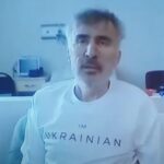 Alexey Navalny Instagram - Хочу сказать о Михаиле Саакашвили. Мы с ним не знакомы и никогда не встречались. Я не знаю никого из его команды, и меня никто не просил писать этот пост. Я, к своему стыду, довольно слабо представляю грузинскую политику и могу сказать что-то не то. К еще большему своему стыду, я как-то под влиянием того, что мой товарищ сидел под обстрелом в Цхинвали, написал в 2008 году пост с оскорбительным эпитетом в адрес грузин. За это я извинялся и извиняюсь снова, но знаю, что в связи с этим мое мнение в Грузии имеет не так много веса. Тем не менее я все равно решил написать, как человек и христианин, потому что на это тяжело смотреть. Саакашвили страдает, его семья страдает, и всей Грузии от происходящего плохо, и нет от этого ничего хорошего даже тем, кто хотел бы держать Саакашвили в тюрьме до смерти. Я верю в счастливое европейское будущее Грузии. Это классная страна, у которой есть все для процветания. Я верю, что политическое противостояние (а где его нет?) будет мирно и благополучно разрешено. Но вот это заключение и мучение бывшего президента ужасно и бессердечно. Оно бьет по европейскому выбору, оно бьет по развитию, оно снижает шансы на нормальное будущее. Оно снижает мораль и наполняет страну злобой. Понятно, что противостояние это яростное и с эмоциями до глубины души. Не сомневаюсь, что противникам Саакашвили есть что ему припомнить и есть за что отомстить. Об этом и хочу сказать. И хочу призвать, если кто-то услышит. Не надо мстить, хоть и очень хочется. От этой мести пострадает вся Грузия. Это тупиковое решение, стратегически невыгодное всем. И жестокое. Как обычно, все уперлось в то, что каждый хочет сохранить лицо. Каждый хочет показать, что его не прогнули, а наоборот, он всех прогнул. Но власть должна быть более милосердной, чем ее оппоненты. Ведь она власть. Саакашвили очень болен, и все разговоры про симуляцию — ерунда. Поверьте, тюрьма высасывает здоровье из любого и с огромной скоростью. Выпустить его на лечение с отсрочкой приговора или сделать нечто в этом роде, что позволит сторонам соблюсти закон и сохранить лицо, — это было бы самое правильное. (Продолжение в карусели)