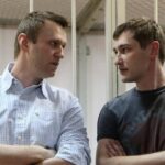 Alexey Navalny Instagram - Говорят, дети быстро растут. А уж как быстро растут младшие братья! Вчера по дороге из школы домой я его из детского сада забирал, а мама ругала меня за то, что я криво надел ему шапку и мы по дороге домой потеряли варежку. А сегодня ему уже 40 и усы. Олег все детство возмущался, что ему приходится что-то за мной донашивать. А в 2014-м его, просто потому что он мой брат, посадили и тоже постоянно держали в ШИЗО. И теперь я часто думаю, что «донашиваю» ШИЗО за ним. Так что мы в расчете. Поздравляю, Бро. Пусть все будет хорошо.