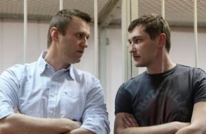 Alexei Navalny Instagram - Говорят, дети быстро растут. А уж как быстро растут младшие братья!

Вчера по дороге из школы домой я его из детского сада забирал, а мама ругала меня за то, что я криво надел ему шапку и мы по дороге домой потеряли варежку. 

А сегодня ему уже 40 и усы.

Олег все детство возмущался, что ему приходится что-то за мной донашивать. А в  2014-м его, просто потому что он мой брат, посадили и тоже постоянно держали в ШИЗО. И теперь я часто думаю, что «донашиваю» ШИЗО за ним. Так что мы в расчете.

Поздравляю, Бро.

Пусть все будет хорошо.