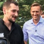 Alexey Navalny Instagram - Говорят, дети быстро растут. А уж как быстро растут младшие братья! Вчера по дороге из школы домой я его из детского сада забирал, а мама ругала меня за то, что я криво надел ему шапку и мы по дороге домой потеряли варежку. А сегодня ему уже 40 и усы. Олег все детство возмущался, что ему приходится что-то за мной донашивать. А в 2014-м его, просто потому что он мой брат, посадили и тоже постоянно держали в ШИЗО. И теперь я часто думаю, что «донашиваю» ШИЗО за ним. Так что мы в расчете. Поздравляю, Бро. Пусть все будет хорошо.