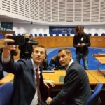 Alexey Navalny Instagram - Говорят, дети быстро растут. А уж как быстро растут младшие братья! Вчера по дороге из школы домой я его из детского сада забирал, а мама ругала меня за то, что я криво надел ему шапку и мы по дороге домой потеряли варежку. А сегодня ему уже 40 и усы. Олег все детство возмущался, что ему приходится что-то за мной донашивать. А в 2014-м его, просто потому что он мой брат, посадили и тоже постоянно держали в ШИЗО. И теперь я часто думаю, что «донашиваю» ШИЗО за ним. Так что мы в расчете. Поздравляю, Бро. Пусть все будет хорошо.